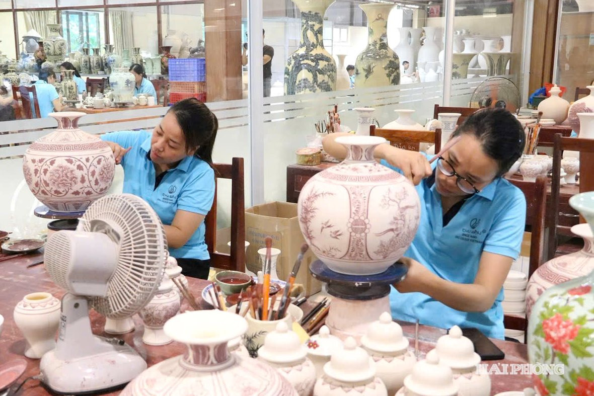 Khai thác di sản không chỉ dừng ở bảo tồn mà cần hướng tới lan tỏa, quảng bá ra thế giới. Nắm bắt xu hướng này, các làng nghề, doanh nghiệp đã chuyển mình mạnh mẽ, phát triển du lịch gắn với sản phẩm thủ công truyền thống. Tiêu biểu là làng gốm Chu Đậu, nơi các nghệ nhân vẫn gìn giữ và sáng tạo trong từng công đoạn chế tác, góp phần nâng tầm giá trị di sản.