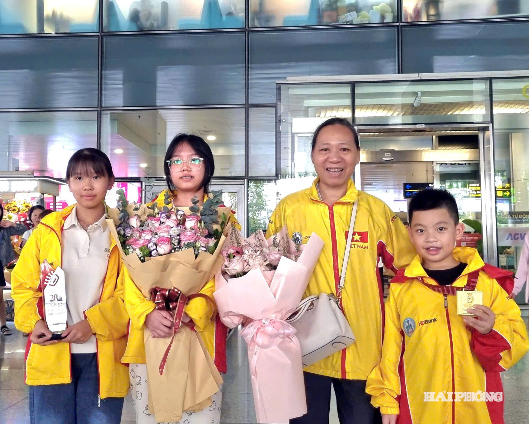 Huấn luyện viên Trần Thị Bích Loan cùng các kỳ thủ Hải Phòng rạng rỡ sau thành công tại Giải vô địch châu Á 2026.