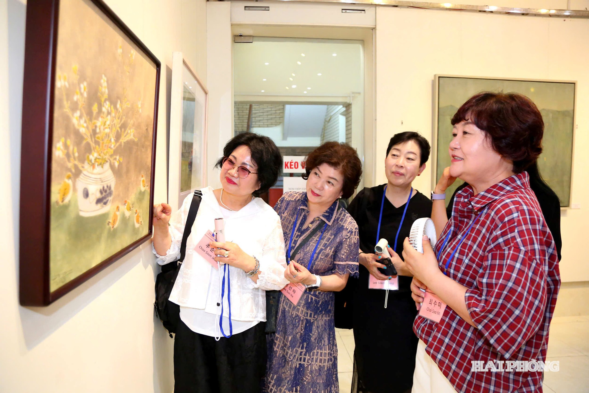 Đoàn họa sĩ và những người yêu mỹ thuật đến từ Gwangju (Hàn Quốc) tham quan các tác phẩm tại Triển lãm Giao lưu Mỹ thuật Hải Phòng - Gwangju năm 2026. Ảnh: ĐỖ HIỀN