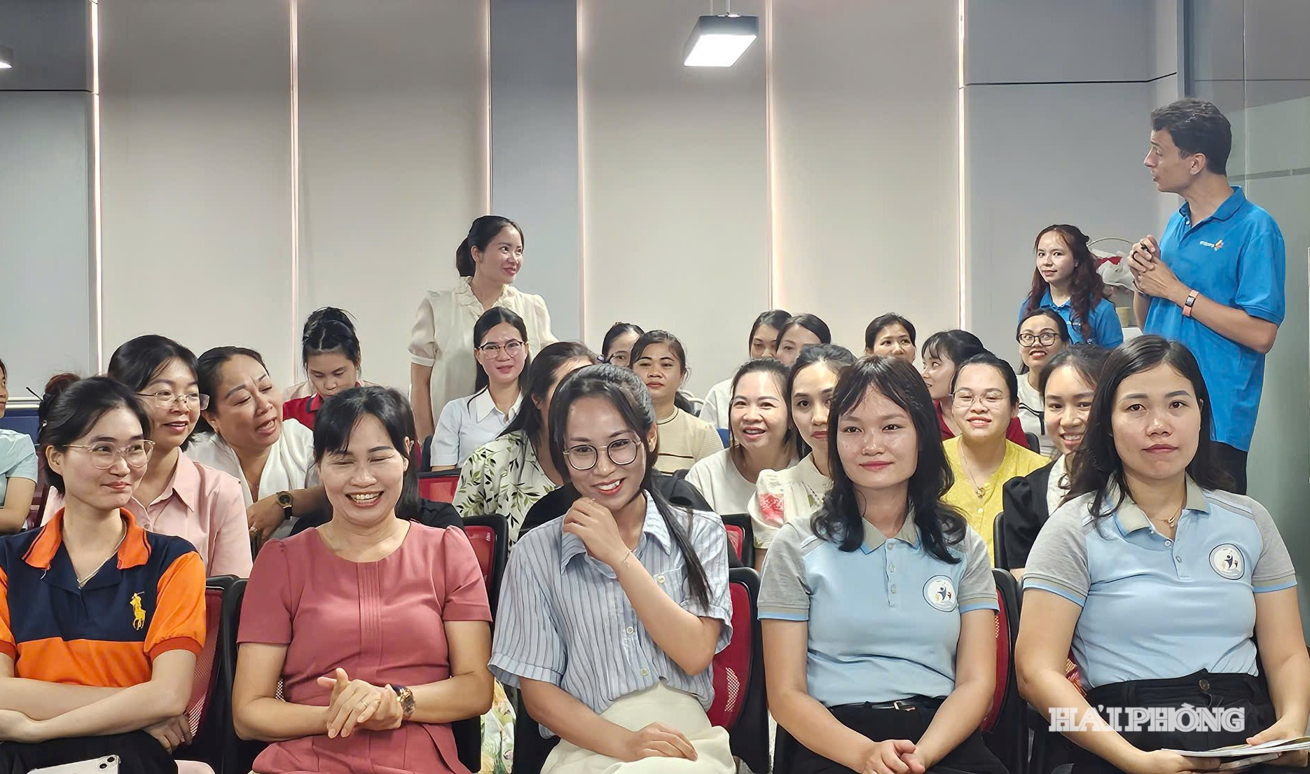 Tự học, tham gia các lớp bồi dưỡng nâng cao năng lực tiếng Anh đang trở thành phong trào học tập sôi nổi của giáo viên Hải Phòng.