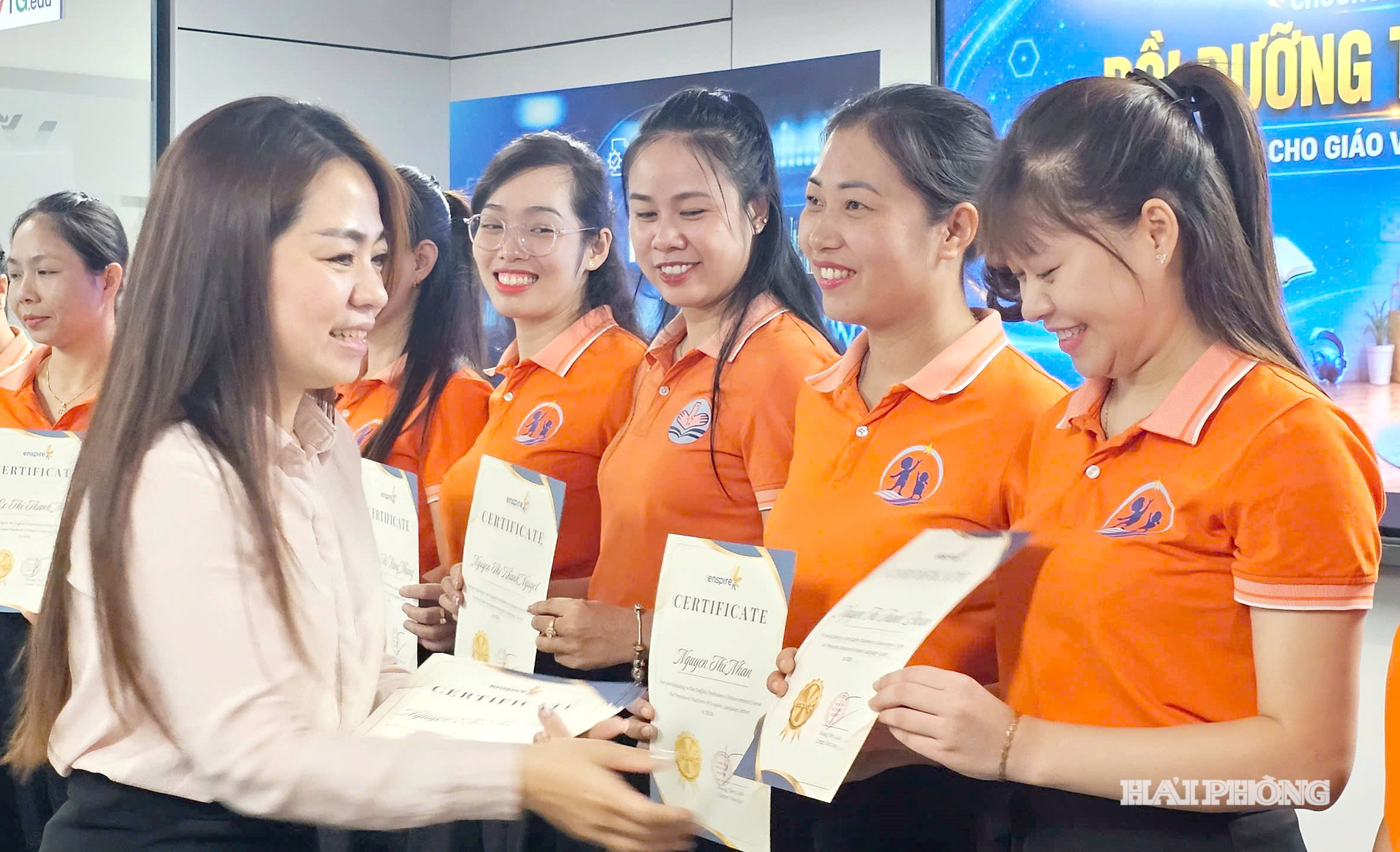 Giáo viên Trường Mầm non Sao Biển (phường Gia Viên) nhận chứng chỉ sau khi hoàn thành khóa học bồi dưỡng tiếng Anh tại Trung tâm Ngoại ngữ Enspire.