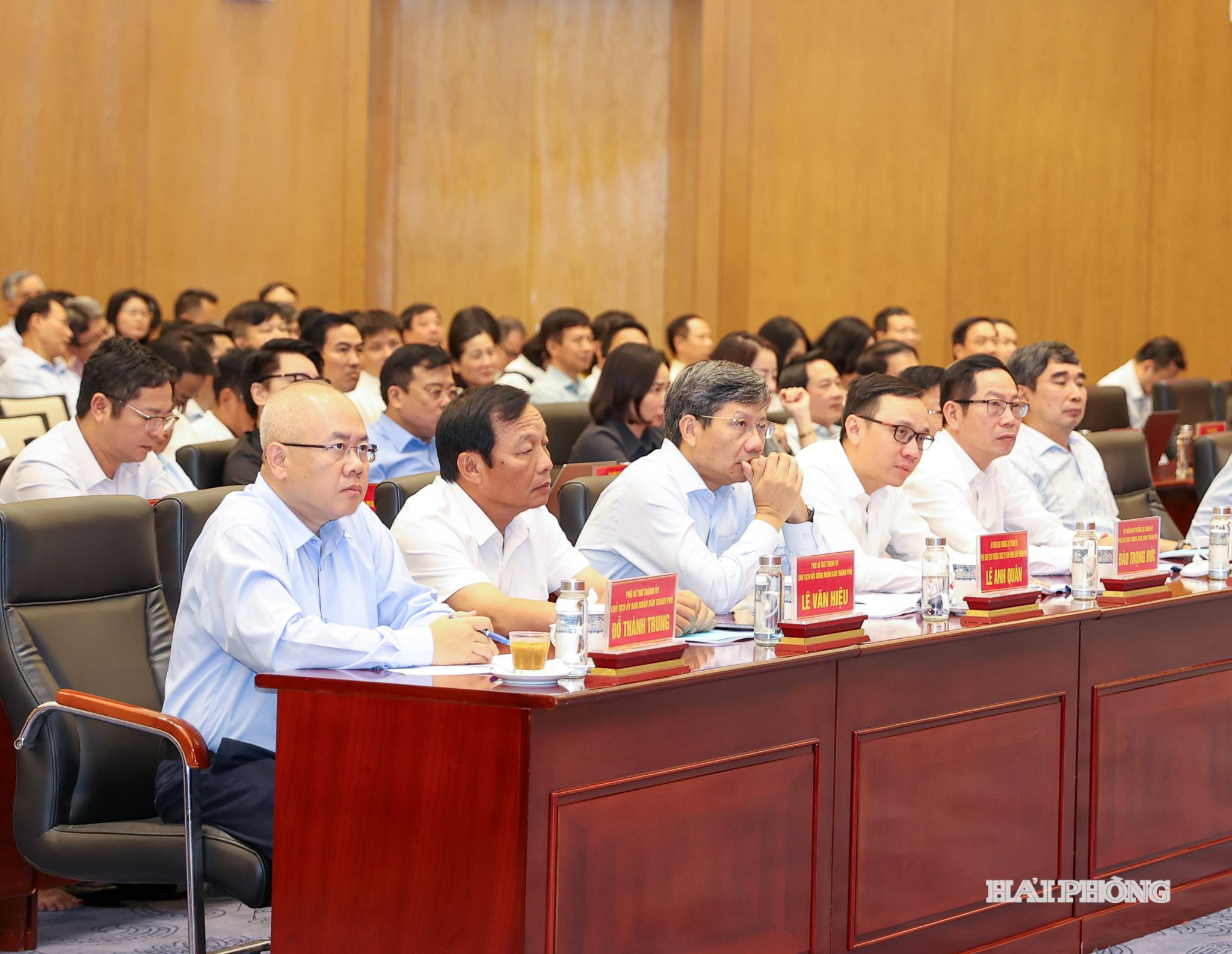 Các đồng chí: Đỗ Thành Trung, Chủ tịch UBND thành phố; Lê Văn Hiệu, Phó Bí thư, Chủ tịch HĐND thành phố cùng các đại biểu dự hội nghị