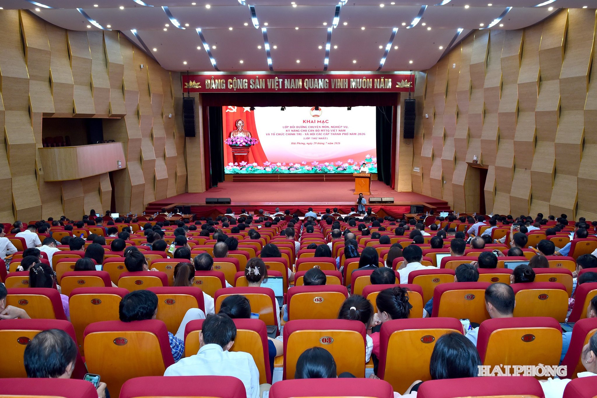 Quang cảnh khai mạc lớp bồi dưỡng chuyên môn, nghiệp vụ, kỹ năng cho cán bộ MTTQ Việt Nam và tổ chức chính trị - xã hội các cấp thành phố năm 2026 (lớp thứ nhất).