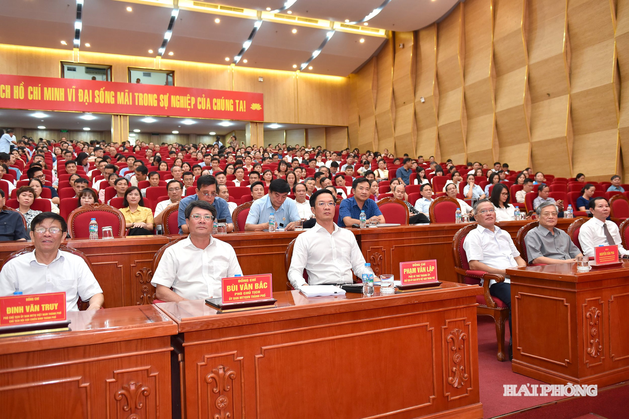 Đồng chí Phạm Văn Lập, Phó Bí thư Thành ủy, Chủ tịch Ủy ban MTTQ Việt Nam thành phố cùng các đại biểu dự khai mạc lớp tập huấn.