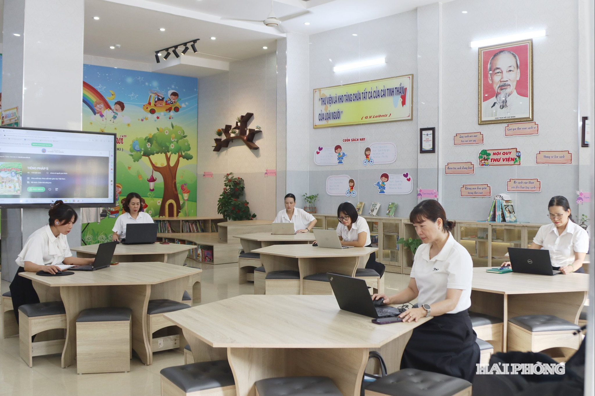 Giáo viên Trường Tiểu học Đinh Tiên Hoàng (phường Hồng Bàng) tích cực tham gia bồi dưỡng nâng cao năng lực tiếng Anh.