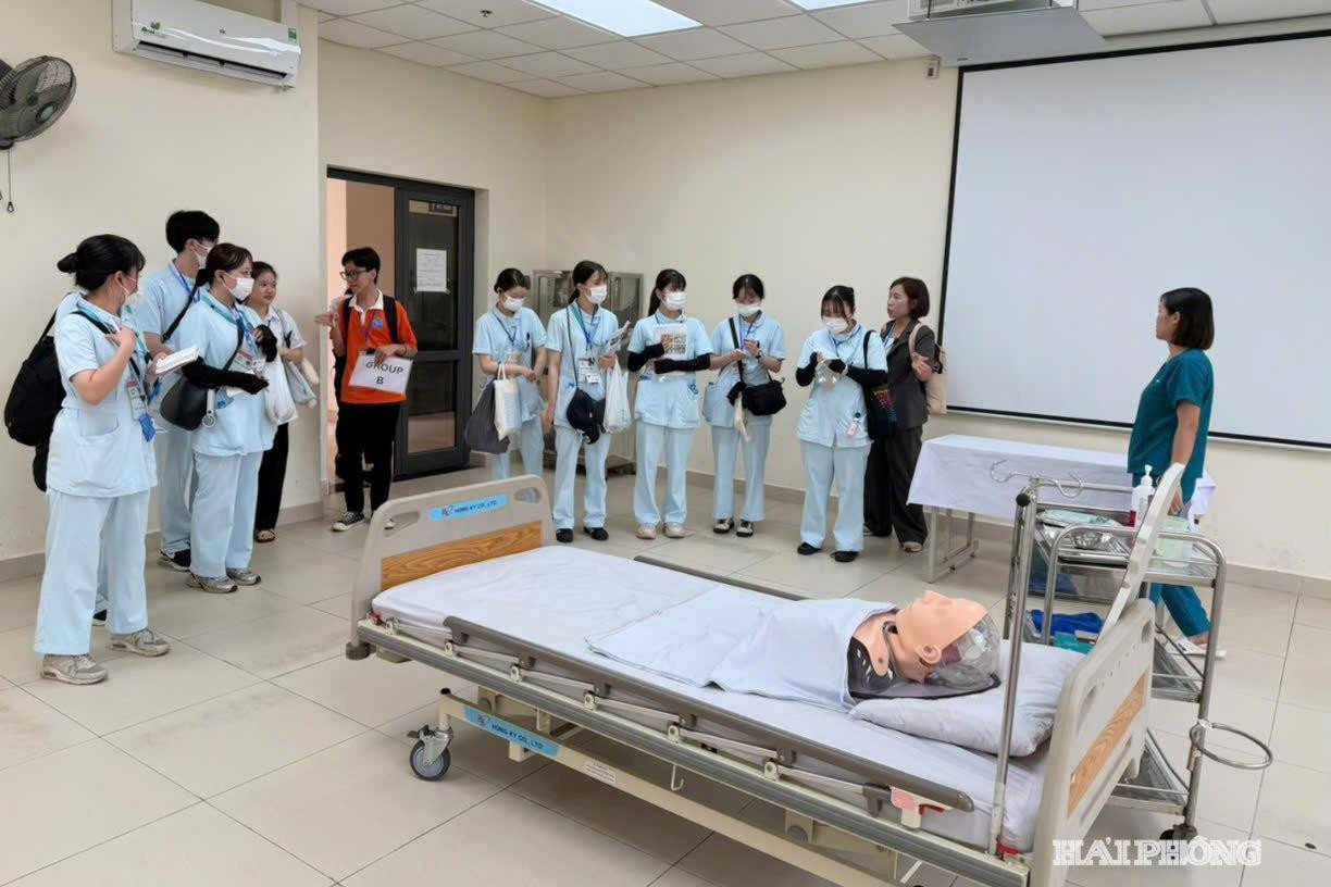 Sinh viên Trường Đại học Điều dưỡng Quốc gia Nhật Bản tham quan mô hình đào tạo và thực hành tại Trường Đại học Kỹ thuật Y tế Hải Dương.