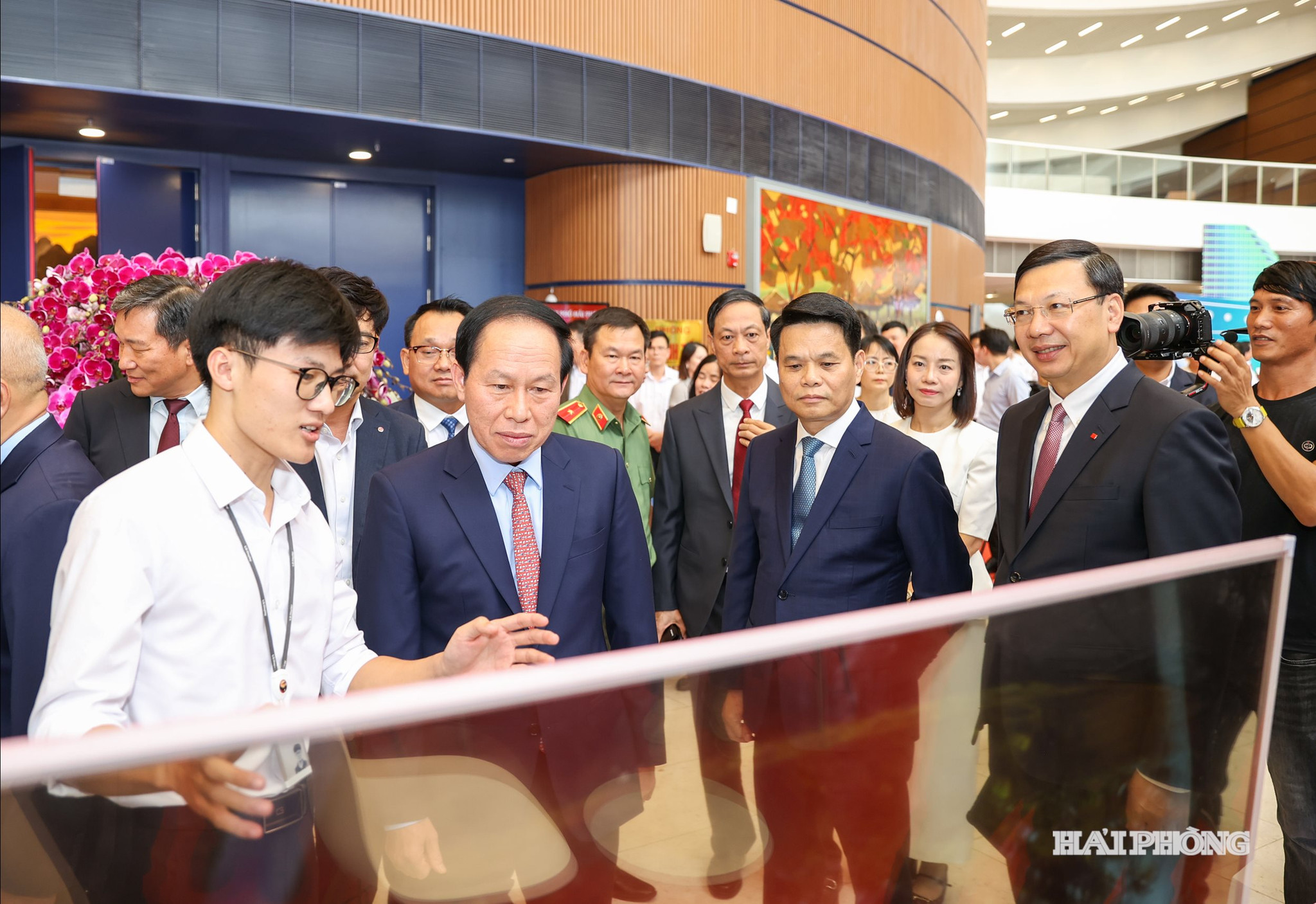 ảnh trang 1 báo in: Các đồng chí: Lê Tiến Châu, Ủy viên Trung ương Đảng, Phó Thủ tướng Chính phủ; Lê Ngọc Châu, Ủy viên Trung ương Đảng, Bí thư Thành ủy, Trưởng Đoàn đại biểu Quốc hội thành phố Hải Phòng cùng các đại biểu tham quan các gian hàng của nhà đầu tư.