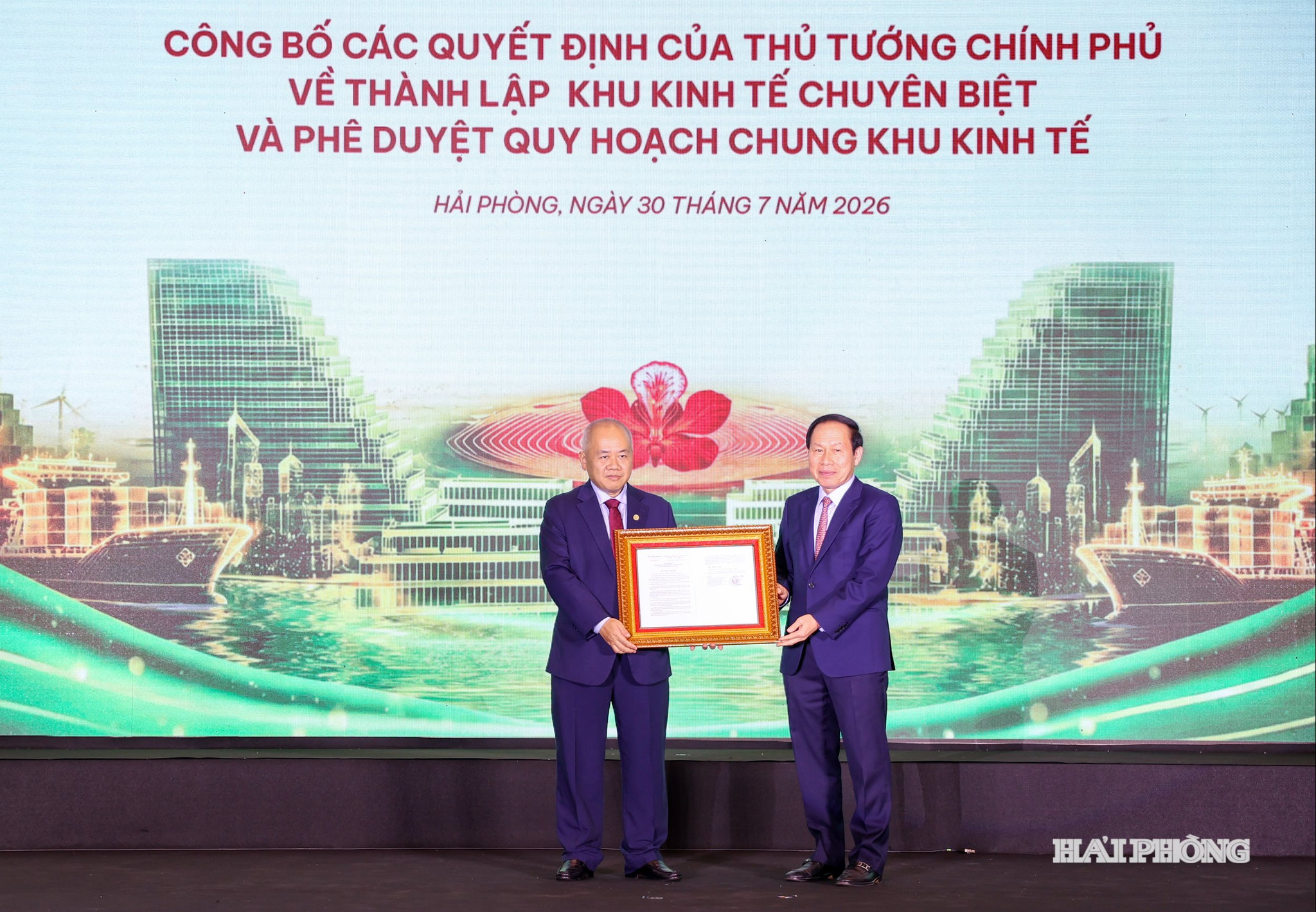 ảnh trang 2 báo in: Đồng chí Lê Tiến Châu, Ủy viên Trung ương Đảng, Phó Thủ tướng Chính phủ trao các Quyết định của Thủ tướng Chính phủ về thành lập Khu kinh tế chuyên biệt Hải Phòng và phê duyệt Quy hoạch chung Khu kinh tế ven biển phía Nam Hải Phòng.