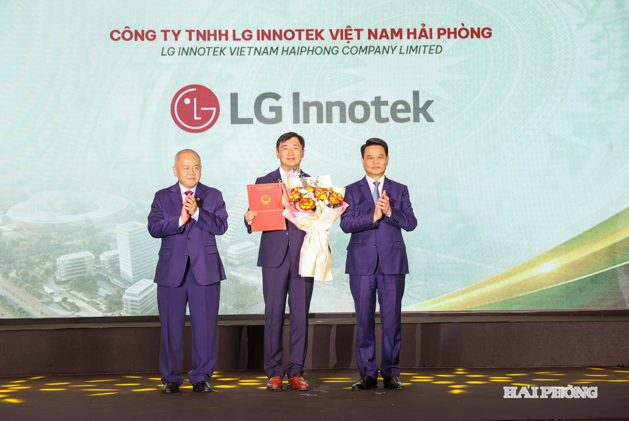Các đồng chí: Lê Ngọc Châu, Ủy viên Trung ương Đảng, Bí thư Thành ủy, Trưởng đoàn Đại biểu Quốc hội thành phố Hải Phòng; Đỗ Thành Trung, Chủ tịch UBND thành phố trao Giấy chứng nhận đăng ký đầu tư và hoa tặng các chủ doanh nghiệp