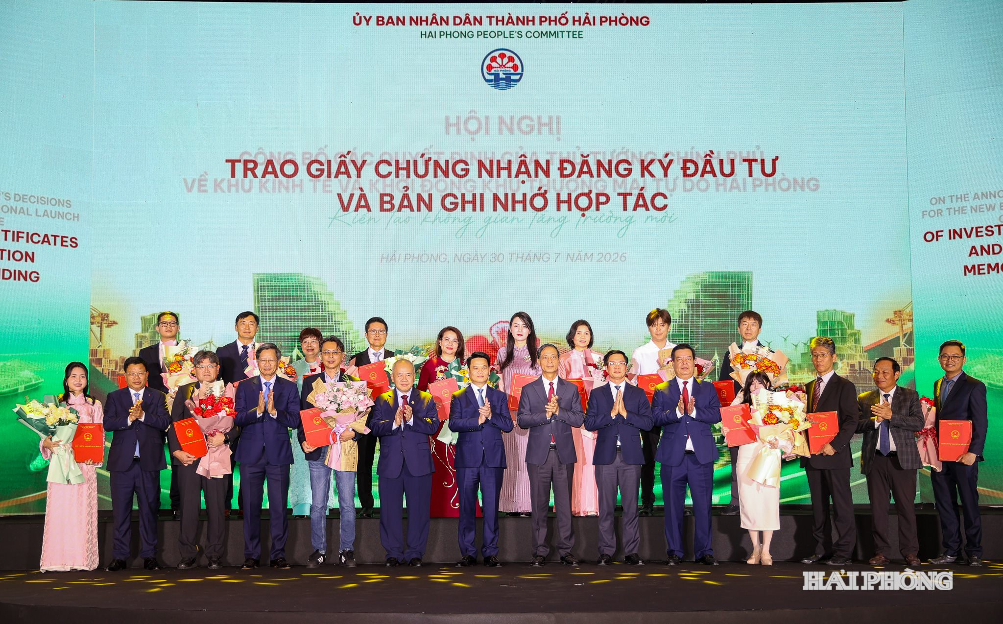 ảnh trang 2 báo in: Các đồng chí trong Thường trực Thành ủy và lãnh đạo thành phố chúc mừng các doanh nghiệp được trao Giấy chứng nhận đăng ký đầu tư và Bản ghi nhớ hợp tác trong dịp này. Ảnh: LÊ DŨNG