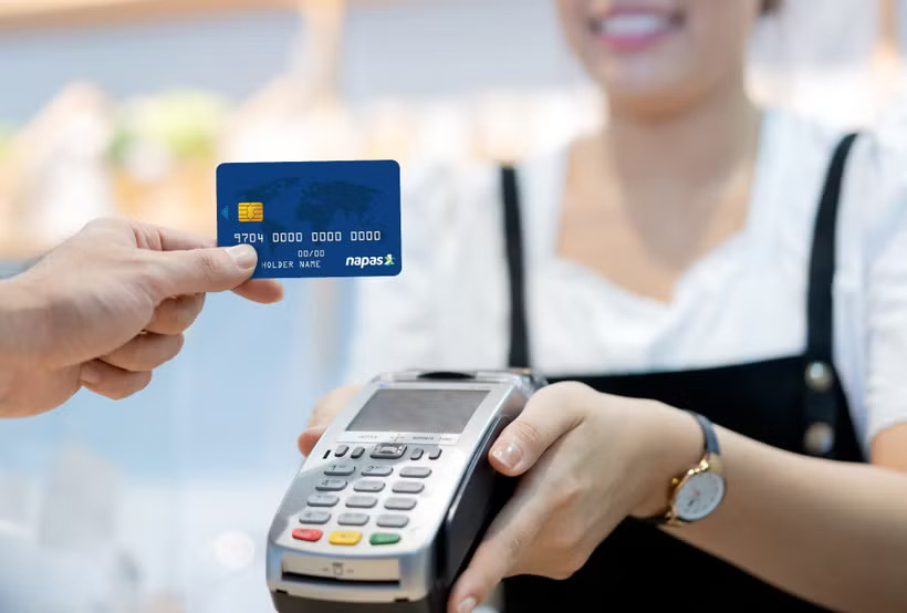 Ngân hàng Nhà nước cảnh báo chiêu lừa bóc tách chip trên thẻ chiếm đoạt tài sản. (Ảnh: Vietnam+)