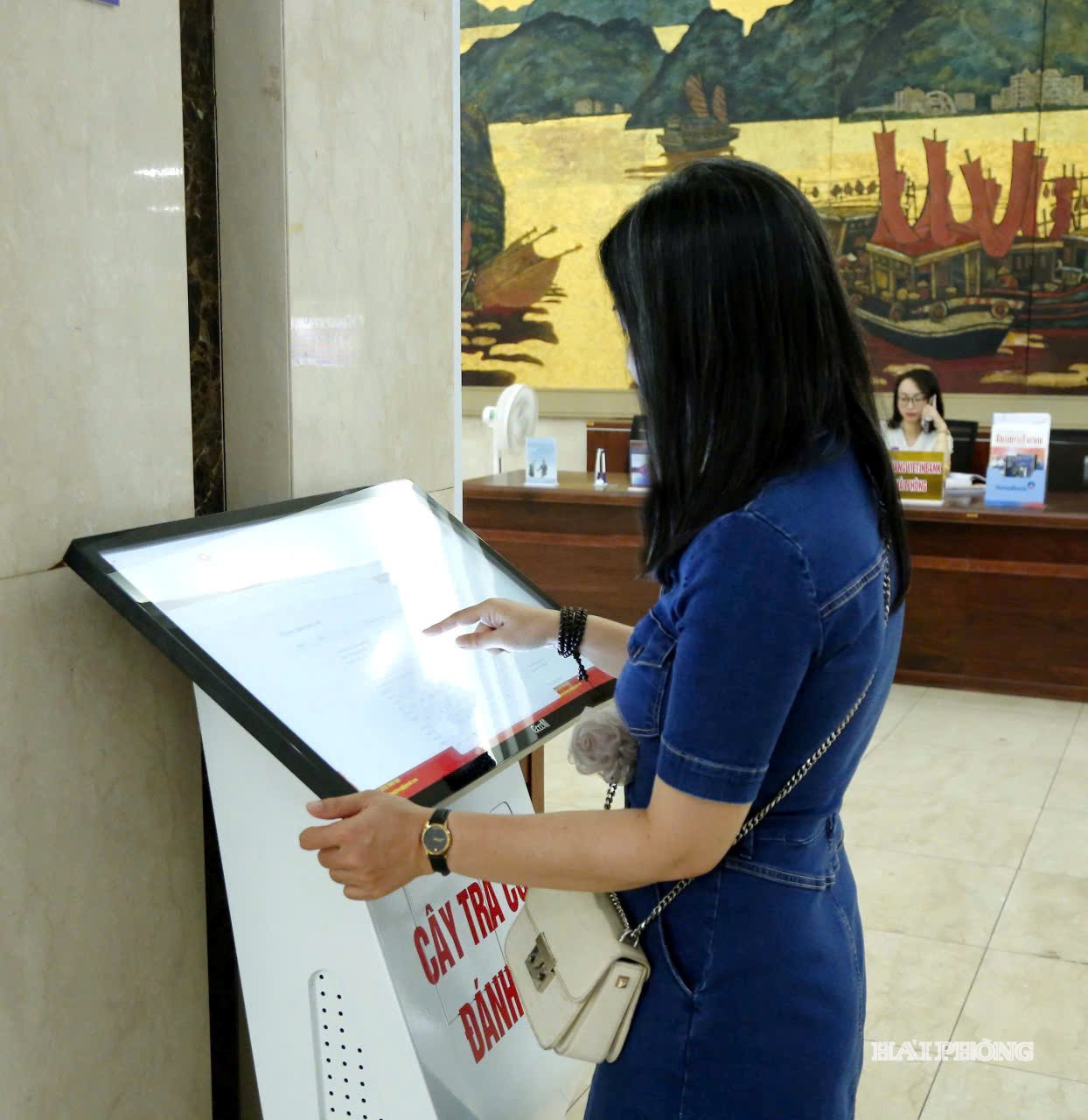 Người dân tra cứu thông tin, đánh giá chất lượng giải quyết thủ tục hành chính tại Trung tâm Phục vụ hành chính công thành phố Hải Phòng. Ảnh ĐỖ HIỀN
