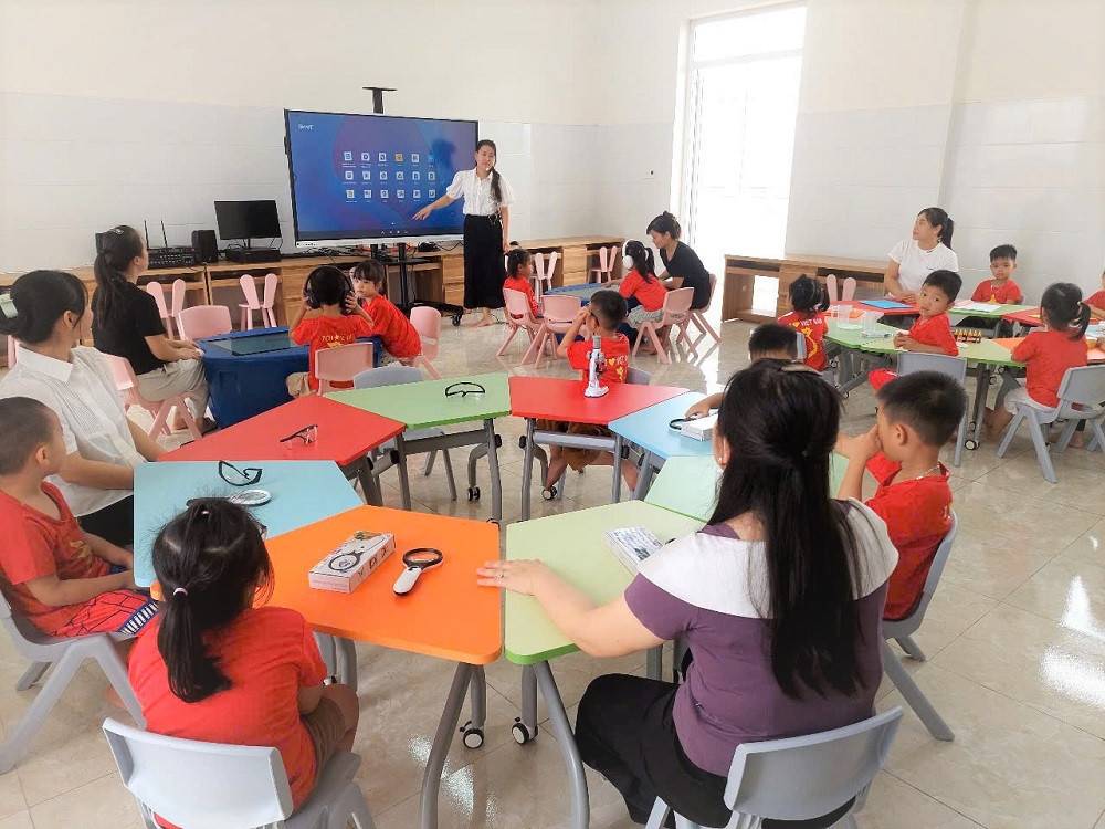 Sau hội nghị đối thoại, các phòng học thông minh tại 9 trường học trên địa bàn được hoàn thành, đưa vào sử dụng. Trong ảnh: Phòng học thông minh tại Trường Mầm non An Hòa