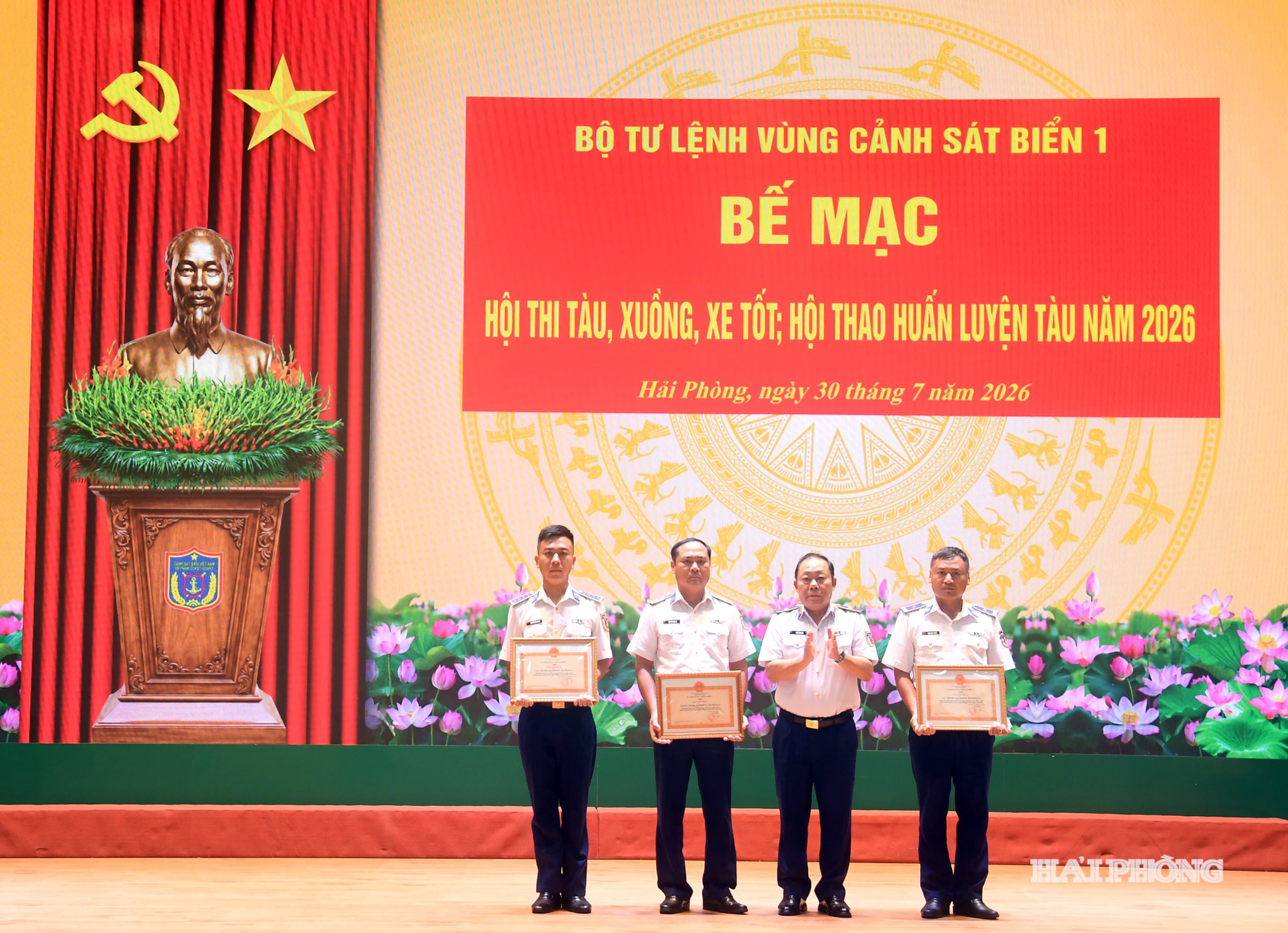 Thiếu tướng Trần Văn Hậu, Chính uỷ Vùng trao thưởng cho các tập thể đạt giải nhất, nhì, ba trong Hội thi-Hội thao