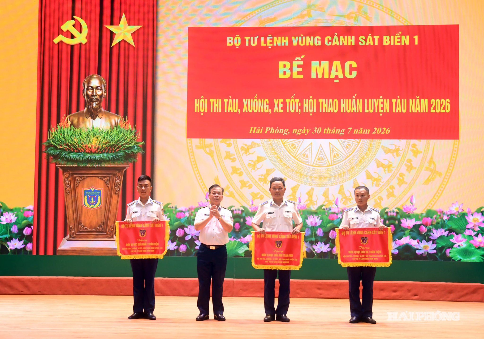 Thiếu tướng Trần Văn Thơ trao thưởng cho các tàu đạt giải nhất, nhì, ba toàn diện trong Hội thi-Hội thao