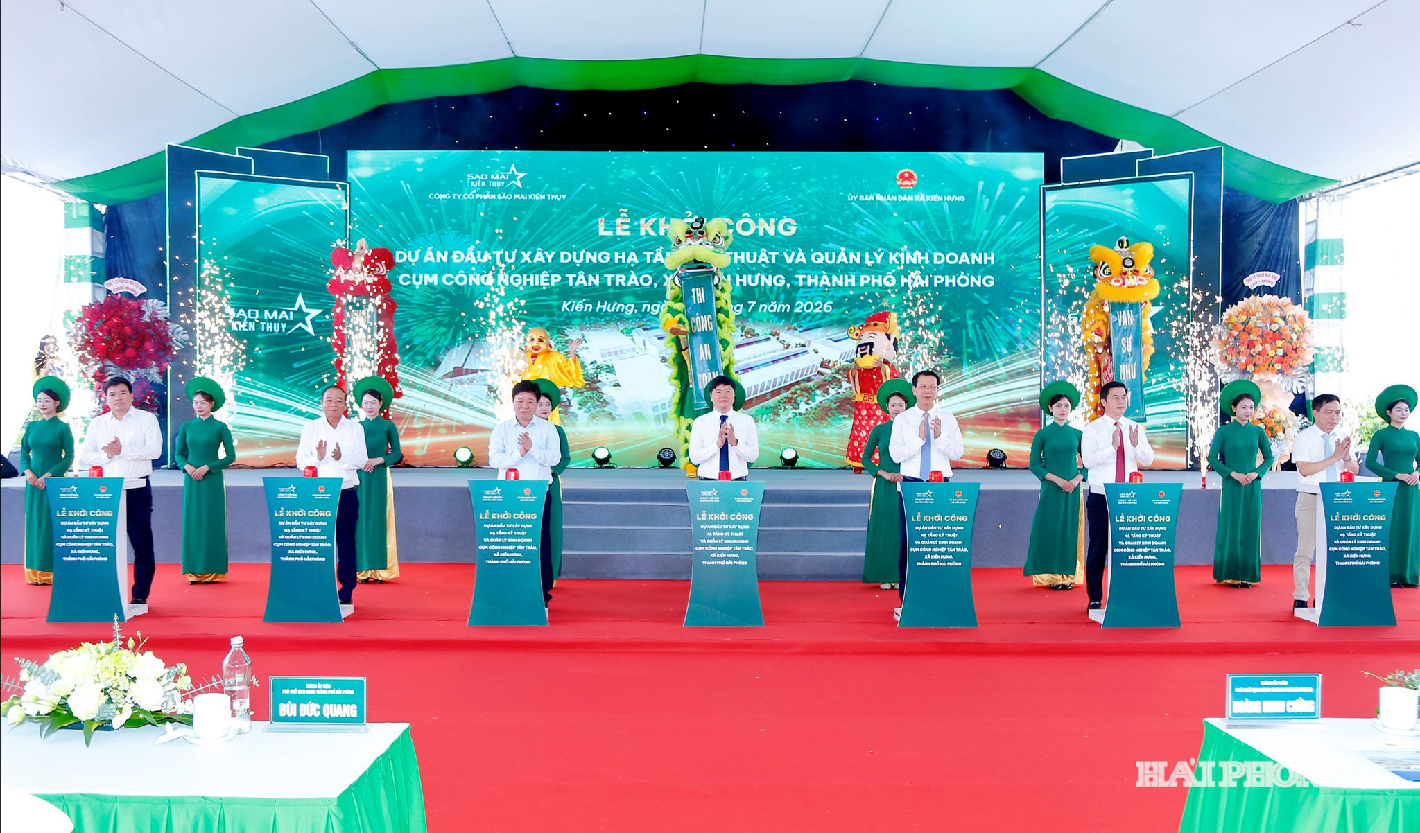 Đồng chí Hoàng Minh Cường, Phó chủ tịch UBND thành phố cùng các đại biểu dự thực hiện nghi lễ nhấn nút khởi công Dự án đầu tư xây dựng hạ tầng kỹ thuật và quản lý kinh doanh Cụm công nghiệp Tân Trào.