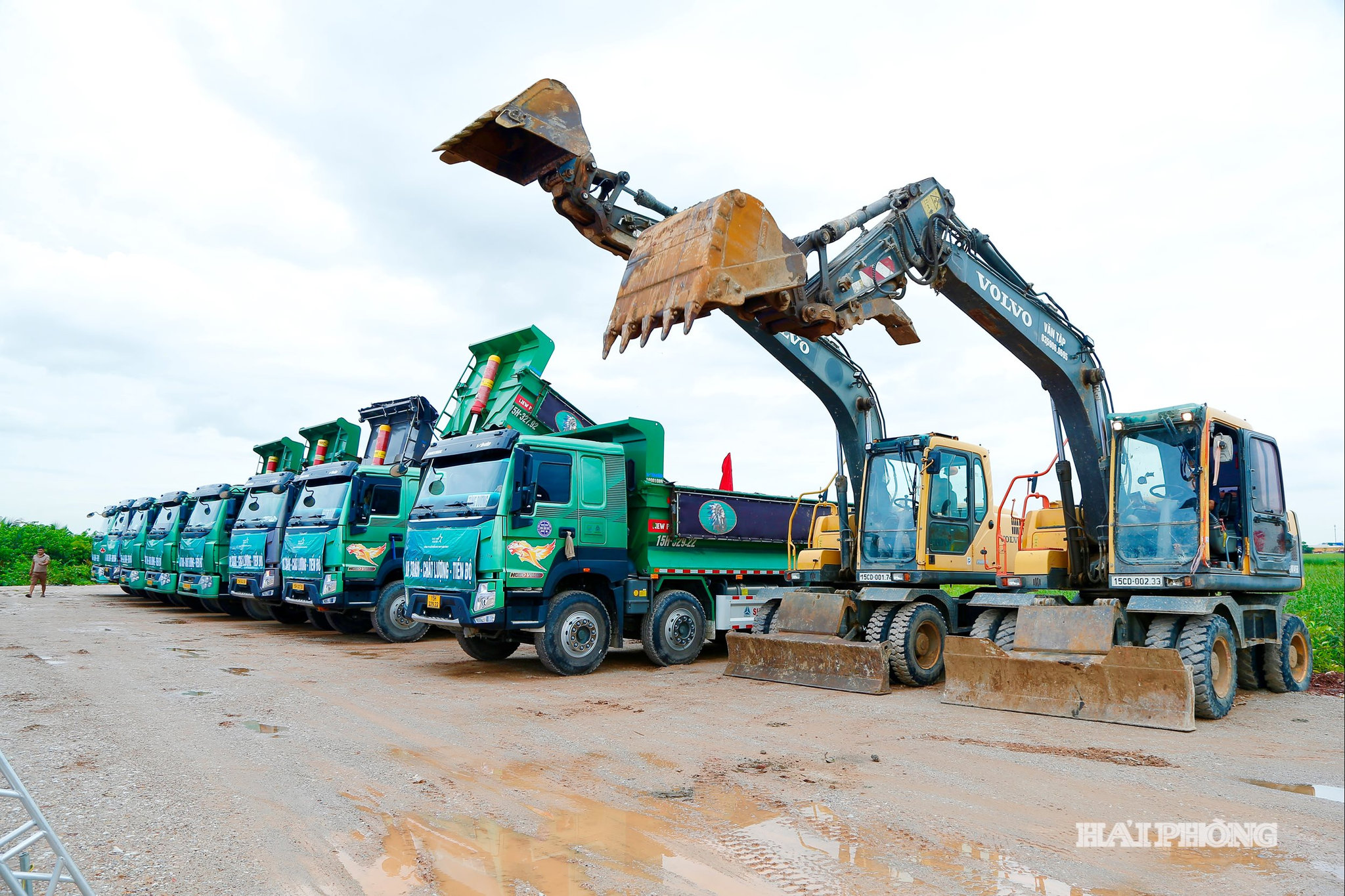 Các phương tiện nhà thầu sẵn sàng thực hiện thi công các hạng mục công trình của dự án.
