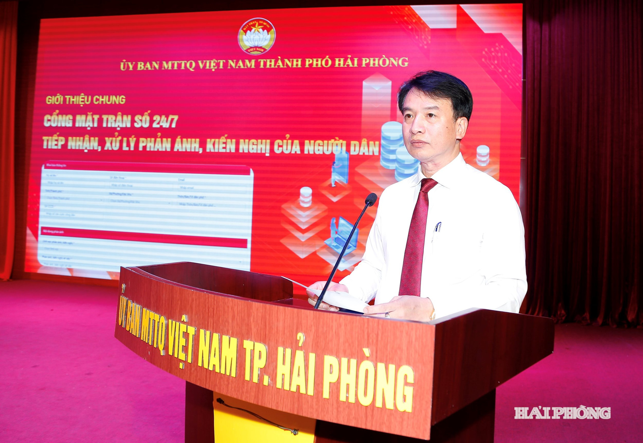 Đồng chí Nguyễn Đức Tuấn, Uỷ viên ban Thường vụ Thành ủy, Phó chủ tịch Thường trực Mặt trận Tổ quốc Việt Nam thành phố báo cáo về Cô