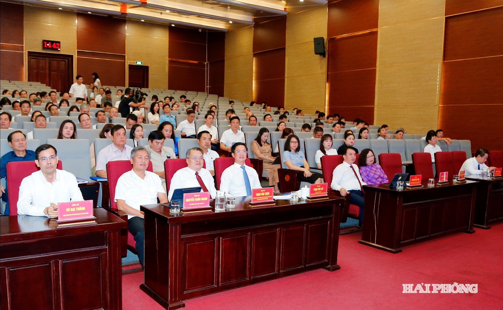 Đồng chí Phạm Văn Lập, Phó bí thư Thành ủy, Chủ tịch Mặt trận Tổ quốc Việt Nam thành phố cùng các đại biểu dự hội nghị.
