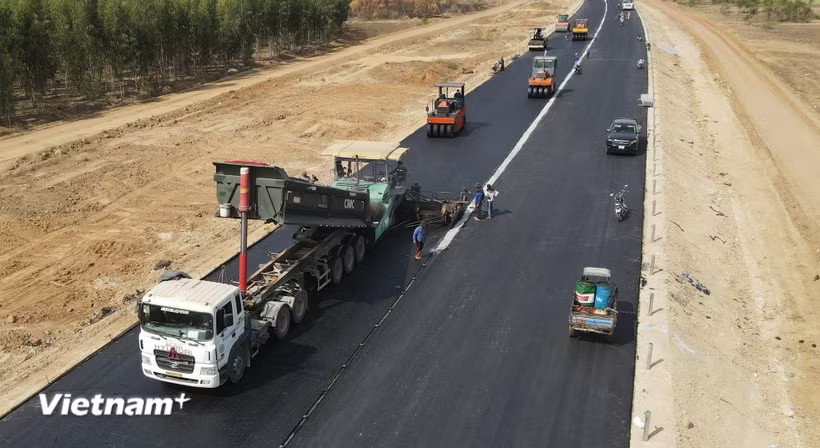 Nhà thầu thi công thảm nhựa nền đường một Dự án đường bộ cao tốc. (Ảnh: Việt Hùng/Vietnam+)