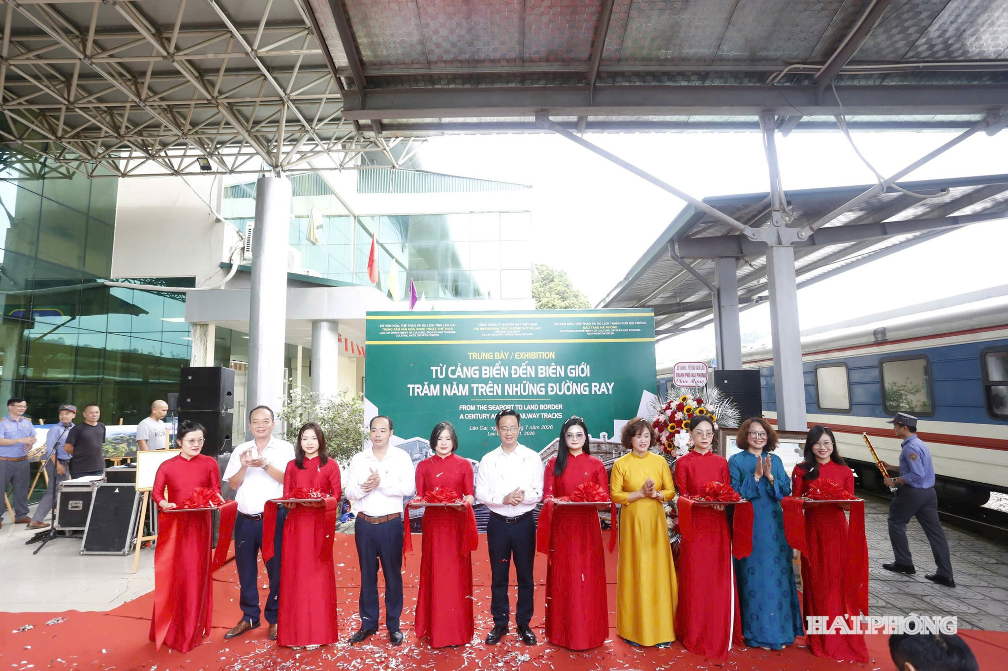 Các đại biểu cắt băng khai mạc trưng bày chuyên đề “Từ cảng biển đến biên giới - Trăm năm trên những đường ray”.