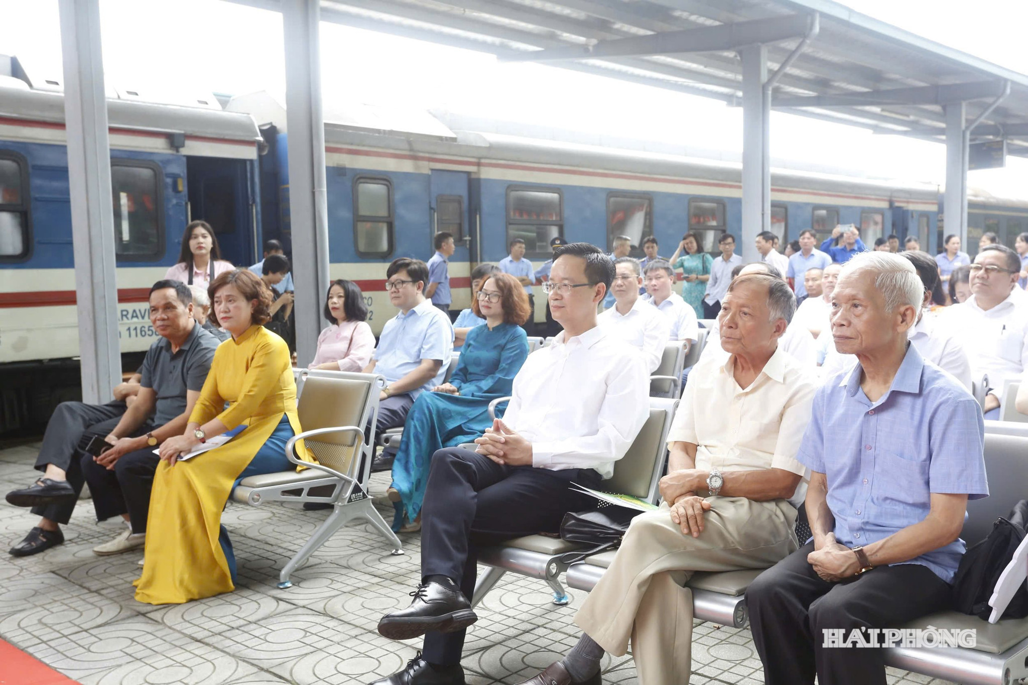 Các đại biểu dự khai mạc trưng bày chuyên đề “Từ cảng biển đến biên giới - Trăm năm trên những đường ray”.
