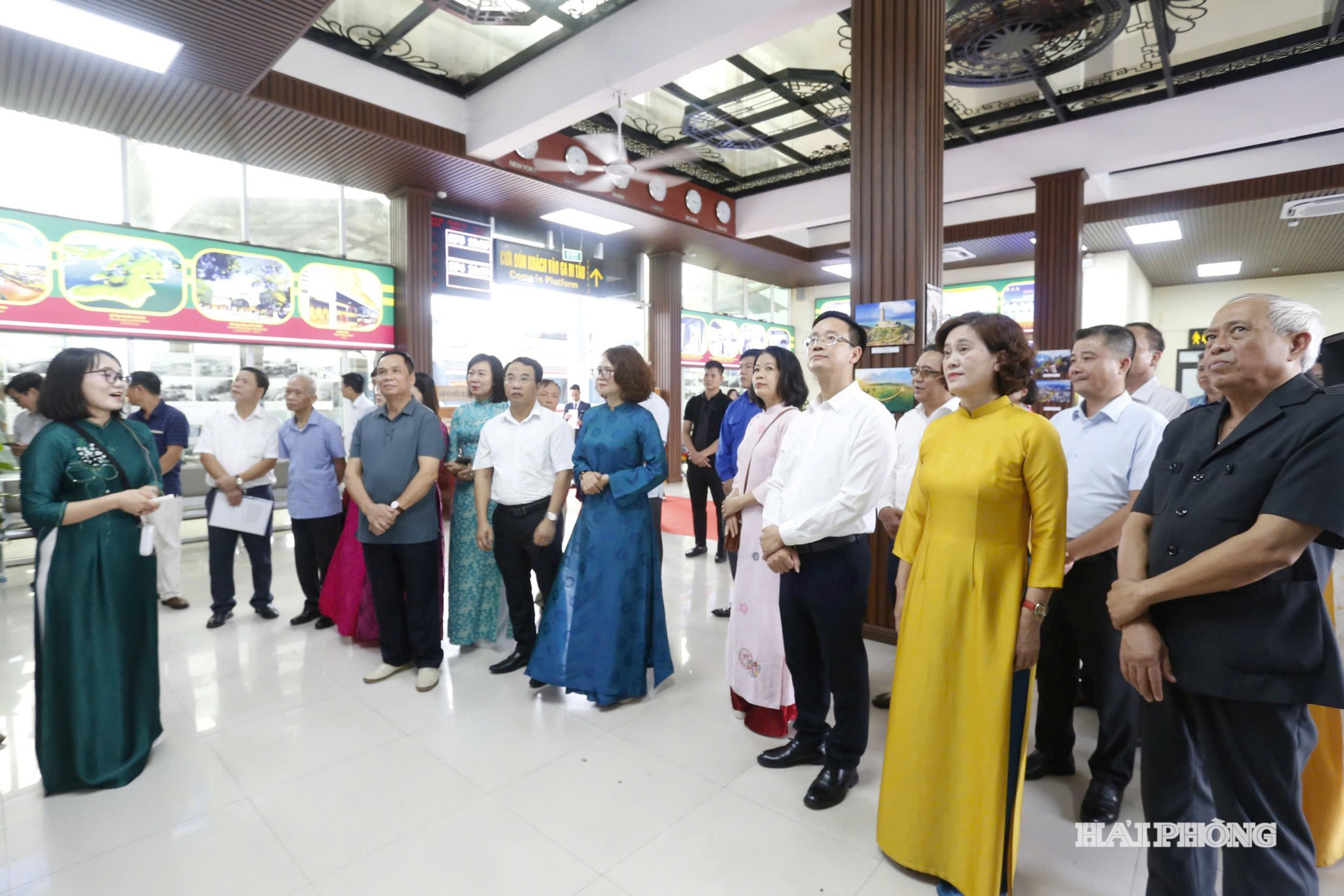 Các đại biểu tham quan trưng bày chuyên đề “Từ cảng biển đến biên giới - Trăm năm trên những đường ray”.