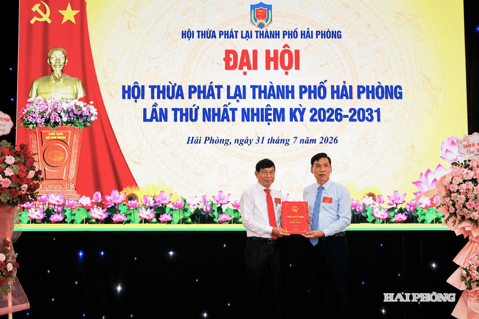 Ông Phạm Anh Toán, Chủ tịch Hội Thừa phát lại Hải Phòng nhiệm kỳ 2026 - 2031 nhận quyết định thành lập Hội Thừa phát lại thành phố. 