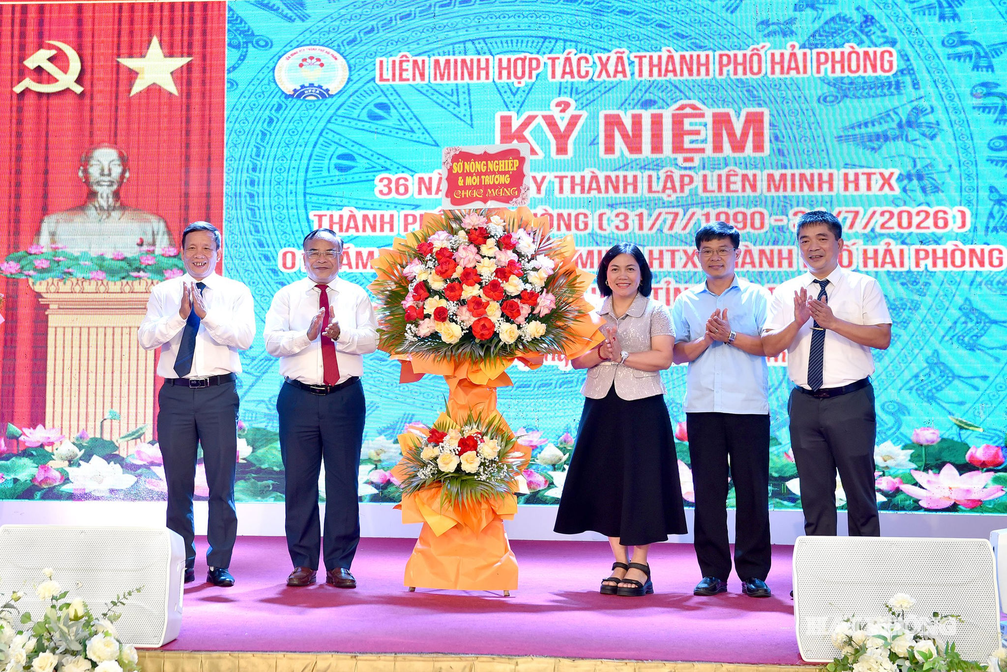Các đơn vị chúc mừng cán bộ, người lao động Liên minh HTX thành phố Hải Phòng nhân dịp lễ kỷ niệm.