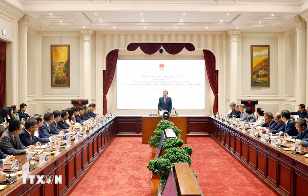 ttxvn-tong-bi-thu-chu-tich-nuoc-to-lam-chu-tri-buoi-lam-viec-voi-tap-the-ban-thuong-vu-dang-uy-bo-ngoai-giao-va-cac-dong-chi-truong-doan-co-quan-d-8926079-4.jpg