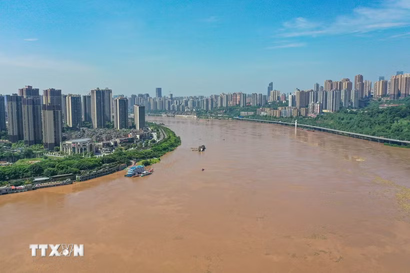 Sông Dương Tử đoạn qua thành phố Trùng Khánh, Trung Quốc. (Ảnh: THX/TTXVN)