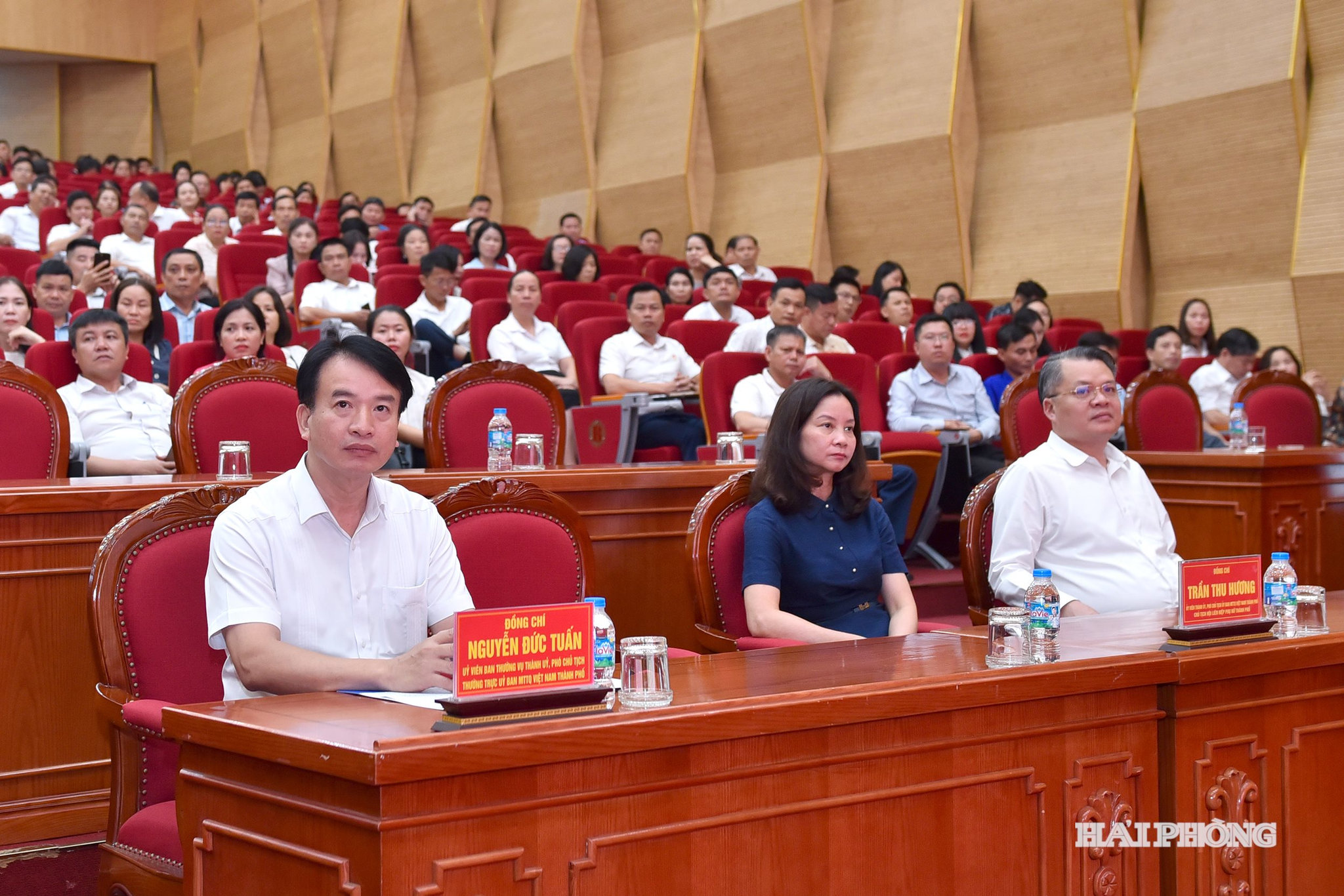 Các đại biểu dự lễ bế mạc.