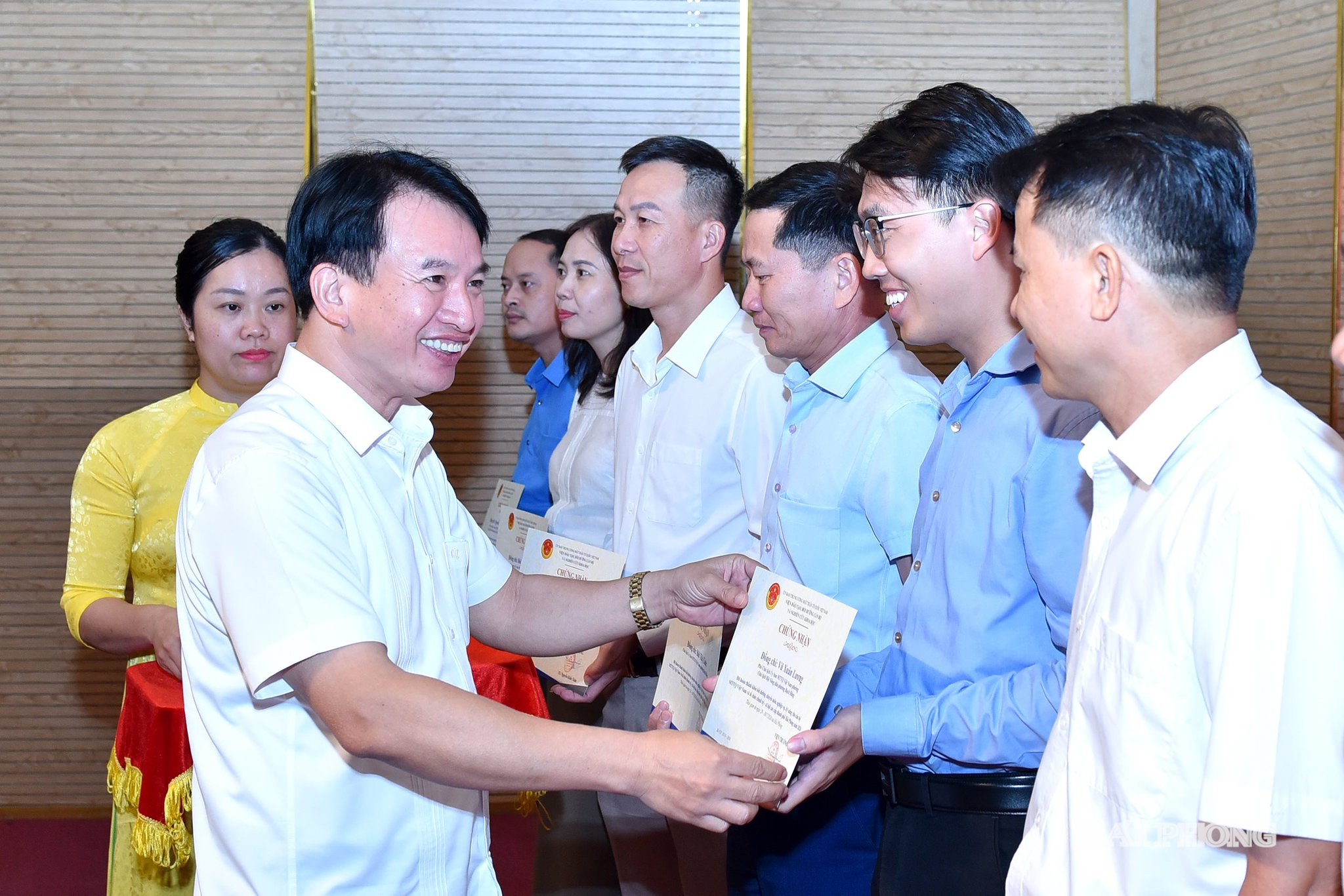 Đồng chí Nguyễn Đức Tuấn, Ủy viên Ban Thường vụ Thành uỷ, Phó Chủ tịch Thường trực Uỷ ban MTTQ Việt Nam thành phố trao giấy chứng nhận tới các học viên.