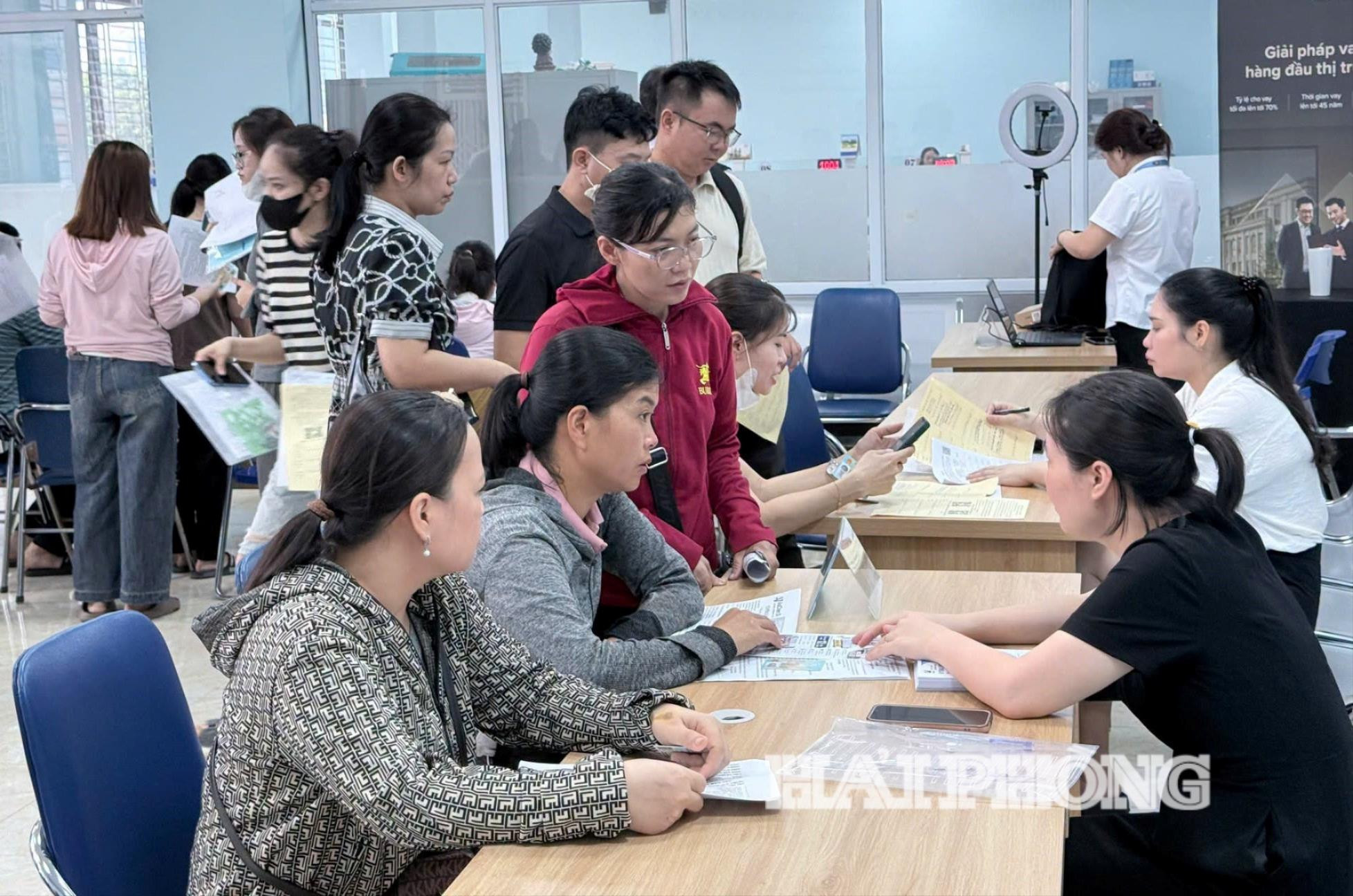 Nhà tuyển dụng tư vấn, giới thiệu việc làm cho lao động tại Trung tâm Dịch vụ việc làm thành phố.