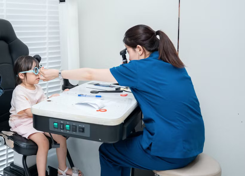 Bác sỹ khám mắt, theo dõi thị lực cho trẻ. (Ảnh: PV/Vietnam+)
