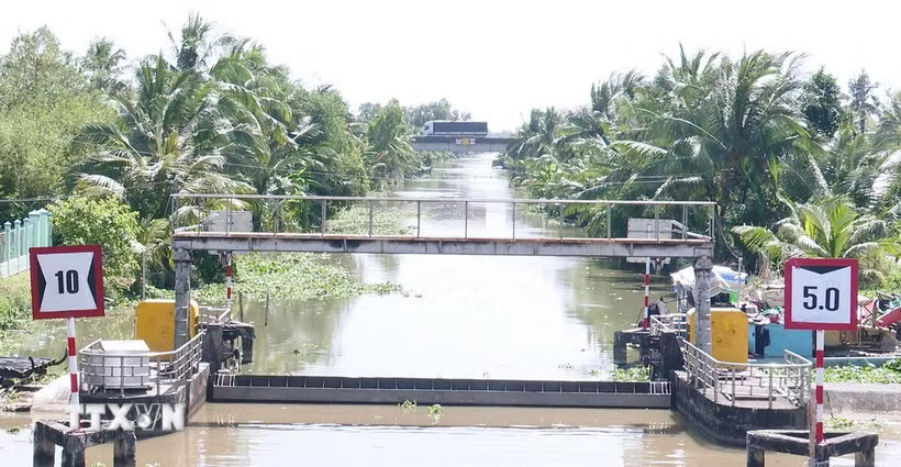 Hệ thống cống giúp ngăn mặn, trữ ngọt, giúp giảm thiểu tác động do hạn hán và xâm nhập mặn. (Ảnh: Chanh Đa/TTXVN)