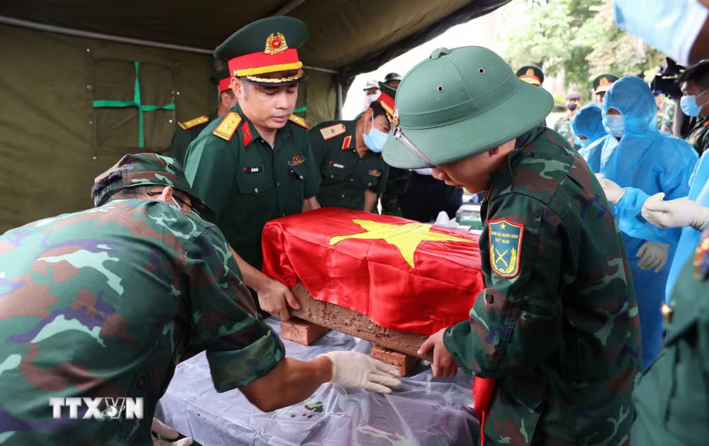 ttxvn-3007-hai-cot-liet-sy-ha-noi.jpg