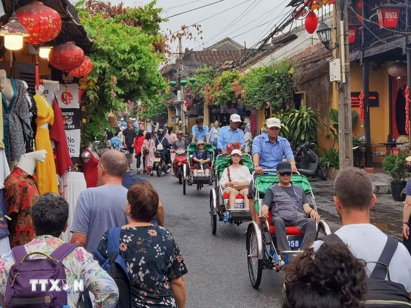 Khách du lịch tham quan tại Hội An (Đà Nẵng). (Ảnh: Thanh Tùng/TTXVN)