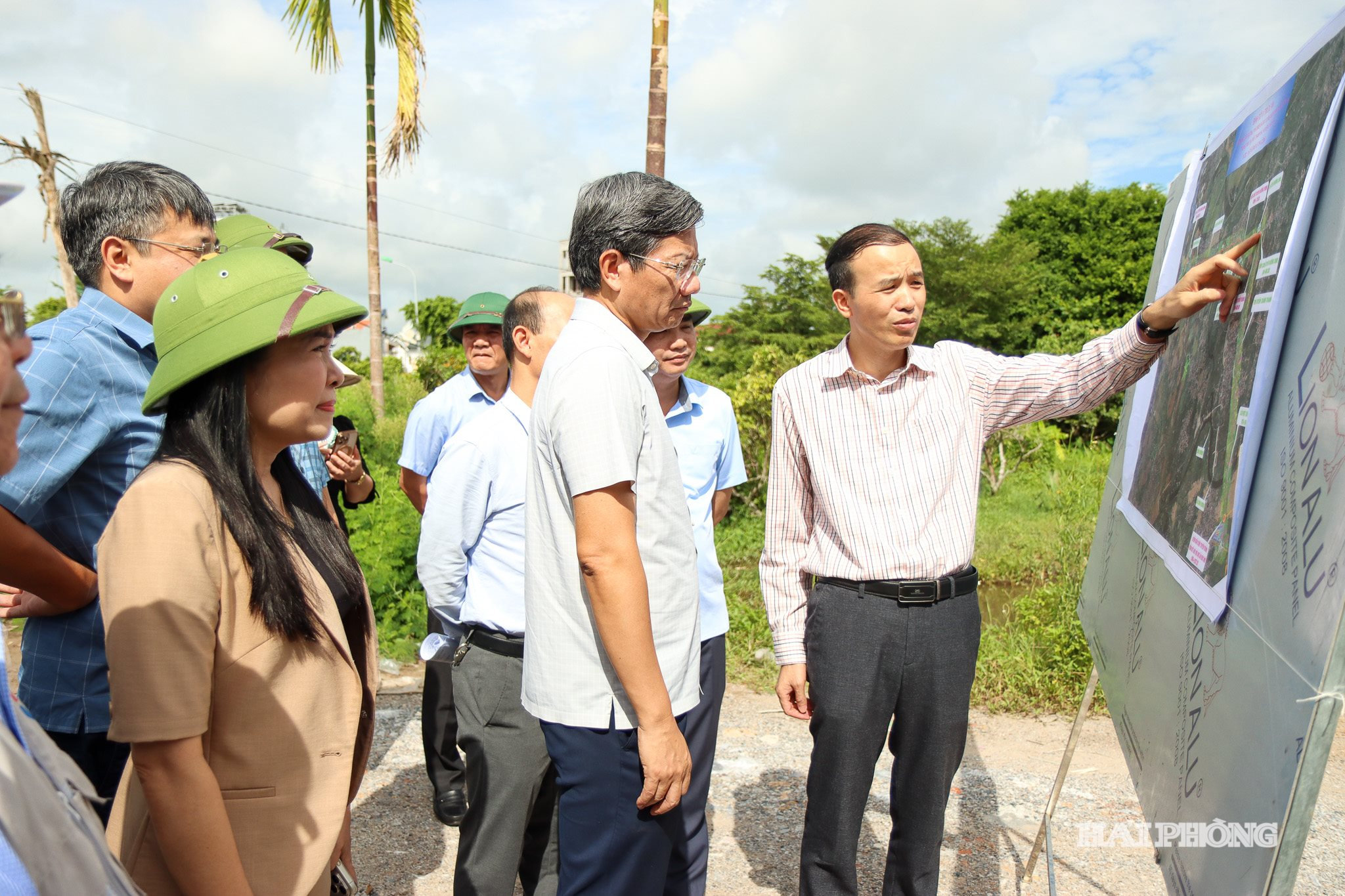 Đồng chí Lê Anh Quân, Uỷ viên Ban Thường vụ Thành uỷ, Phó Chủ tịch Thường trực UBND thành phố kiểm tra dự án nâng cấp ĐT.390 và xây dựng mới đoạn tuyến tránh trung tâm Thị trấn Thanh Hà, Huyện Thanh Hà cũ