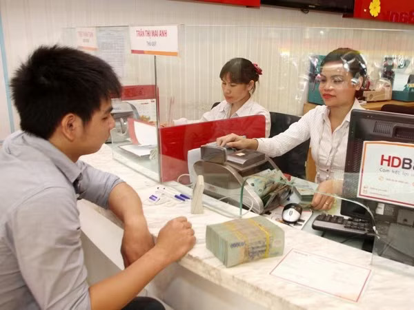 Khách hàng giao dịch tại HDBank. (Ảnh: Vietnam+) hdbank-1.jpg