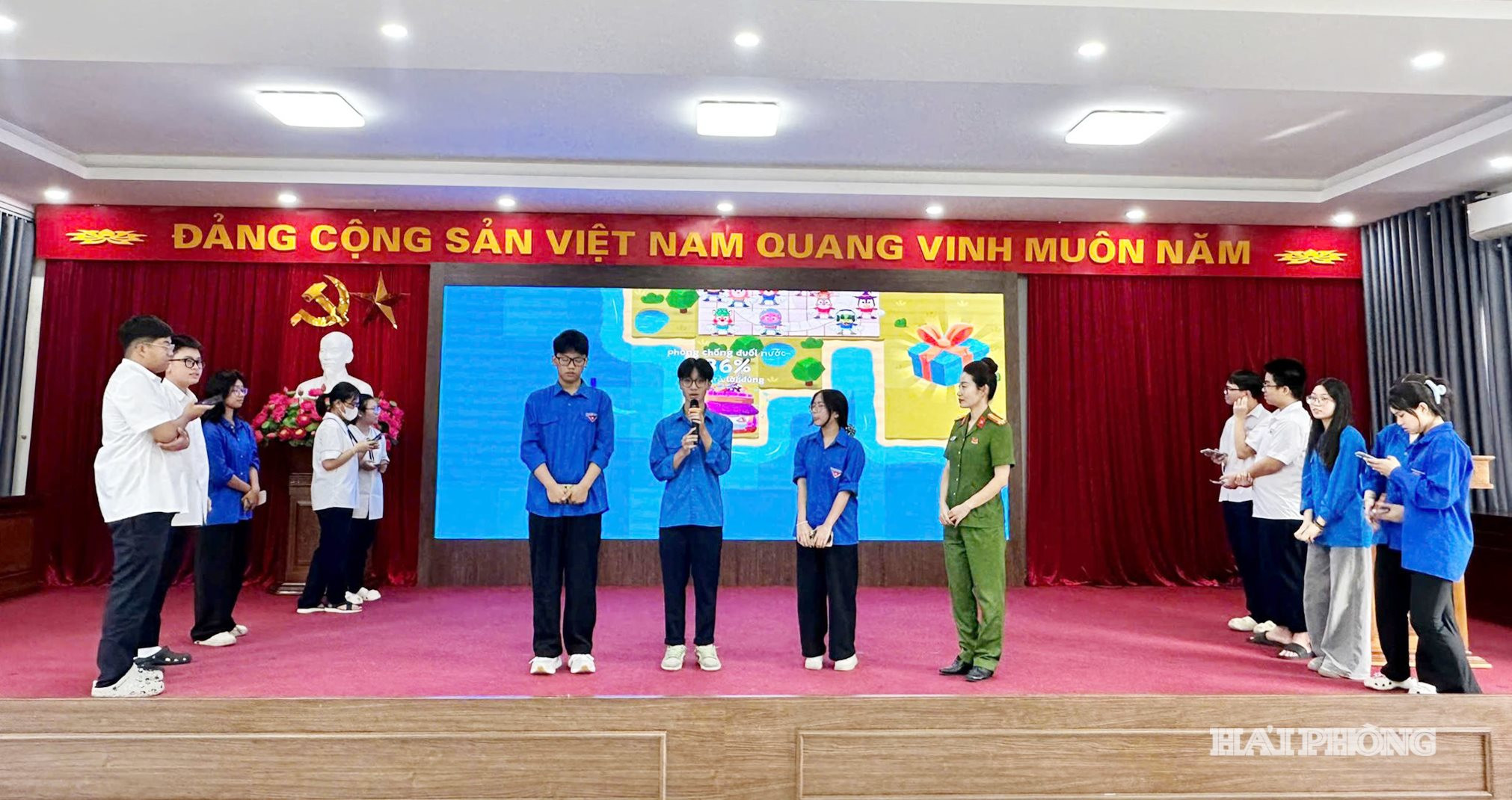 phuong-ngo-quyen-sinh-hoat-he.jpg