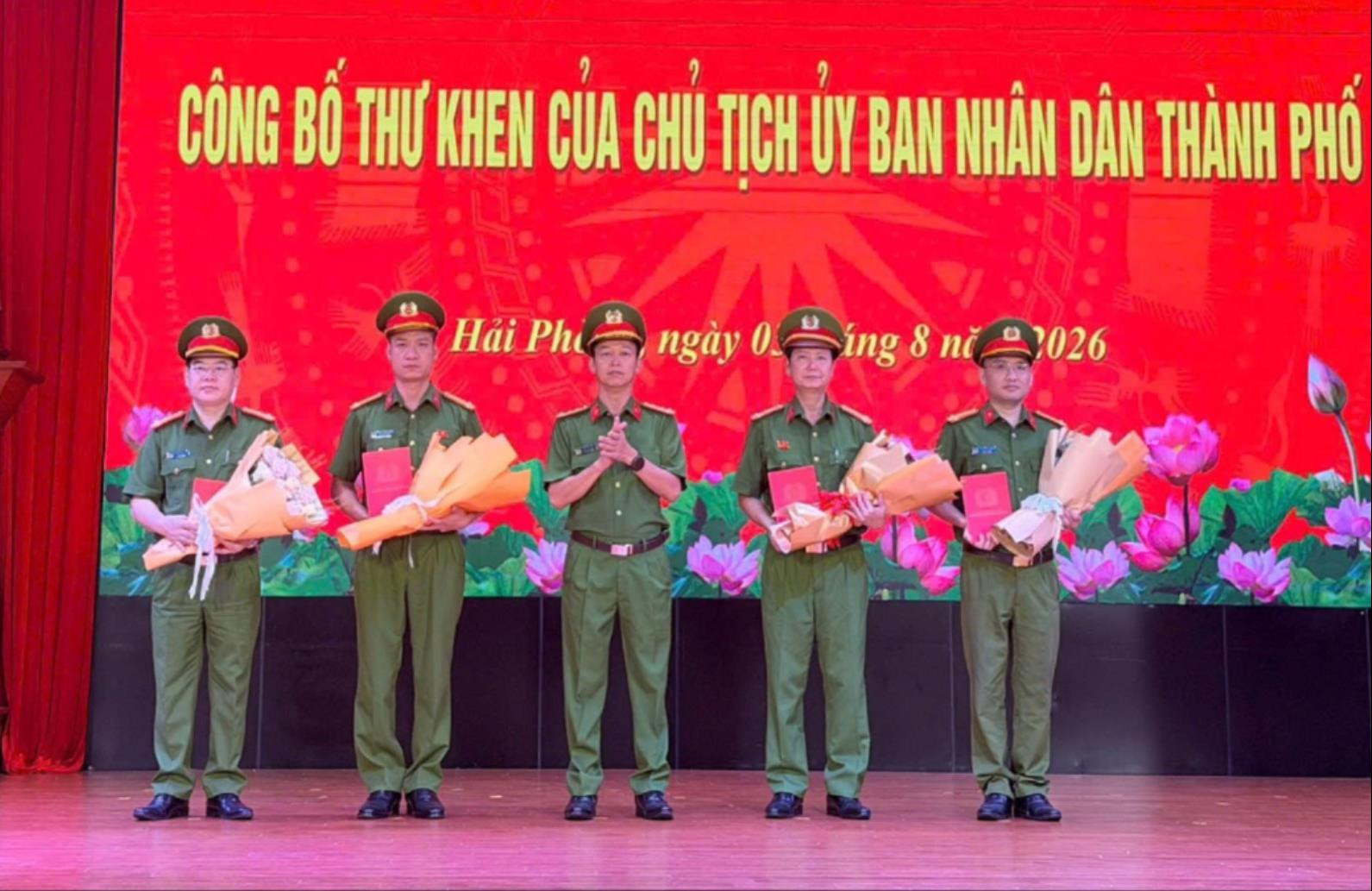 thu-khen-1-(1).jpg