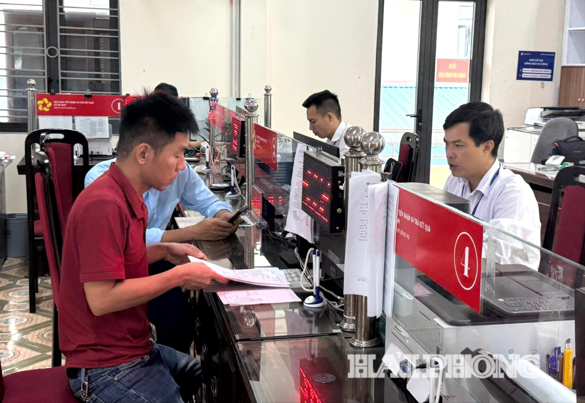 Đến hết tháng 7/2026, cấp xã ở Hải Phòng có 269/313 thủ tục hành chính được cắt giảm thời gian giải quyết từ 50% trở lên. Trong ảnh: Người dân giải quyết thủ tục hành chính tại Trung tâm Phục vụ hành chính công xã Hà Nam.