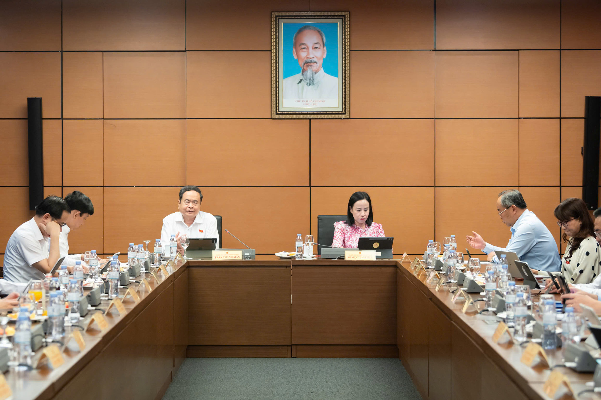 Đại biểu Quốc hội Thành phố Hồ Chí Minh họp tại tổ.