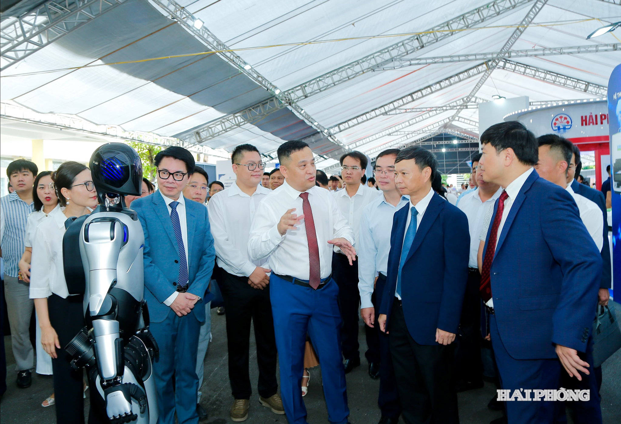 Các đồng chí: Hoàng Minh, Thứ trưởng Bộ Khoa học và Công nghệ; Hoàng Minh Cường, Phó chủ tịch UBND thành phố cùng các đại biểu tham quan gian trưng bày ứng dụng số hóa và công nghệ tại lễ khai mạc