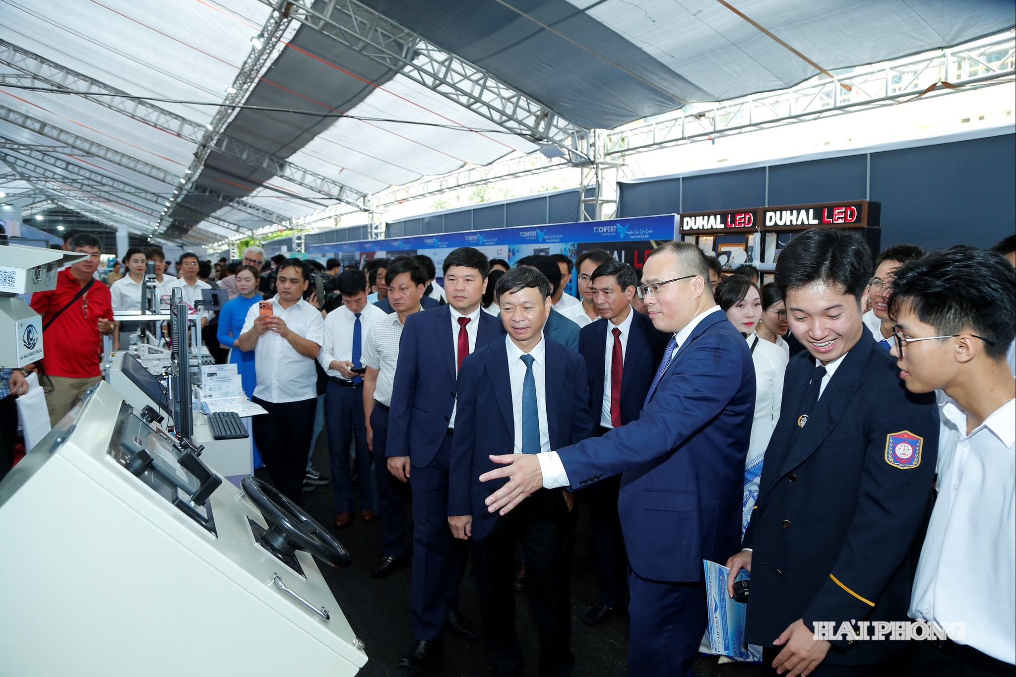 Các đồng chí: Hoàng Minh, Thứ trưởng Bộ Khoa học và Công nghệ; Hoàng Minh Cường, Phó chủ tịch UBND thành phố cùng các đại biểu thăm quan gian trưng bày ứng dụng số hóa và công nghệ tại lễ khai mạc