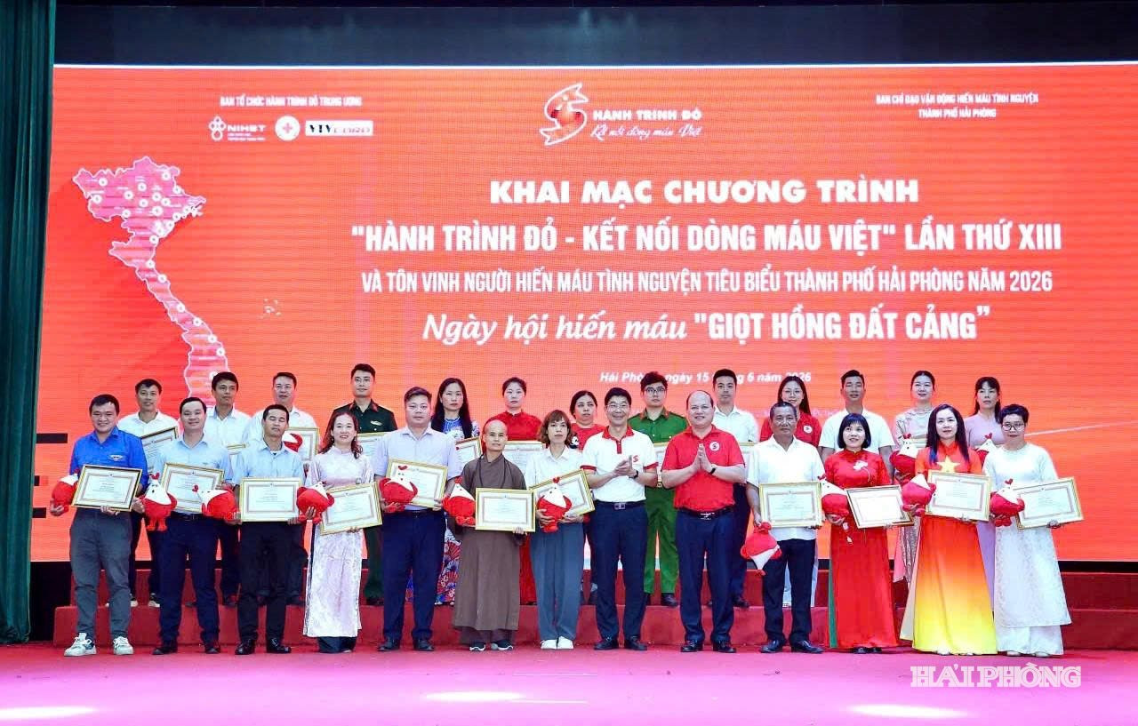 Chị Đỗ Thị Hường (đứng thứ 6 hàng đầu) nhận Bằng khen của Trung ương Hội Chữ thập đỏ Việt Nam vì có thành tích xuất sắc trong phong trào hiến máu tình nguyện năm 2026.