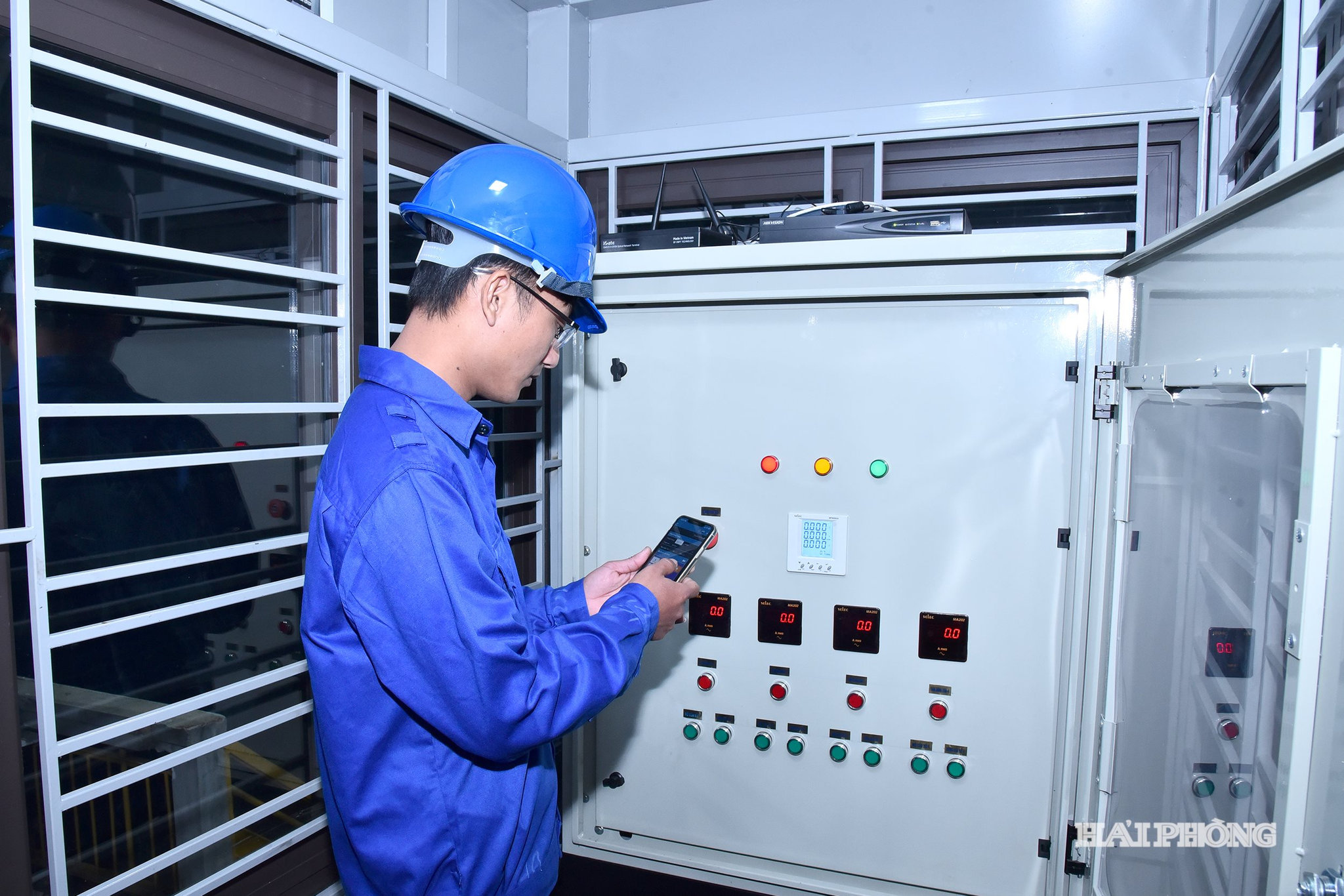 Qua điện thoại thông minh, công nhân Công ty TNHH một thành viên Khai thác công trình thủy lợi Đa Độ có thể vận hành hệ thống điều khiển mở cống lấy nước tưới tiêu phục vụ sản xuất nông nghiệp.
