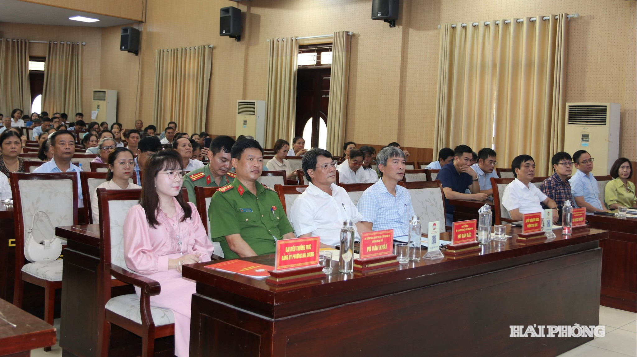 dai-bieu-du-hoi-nghi.jpg