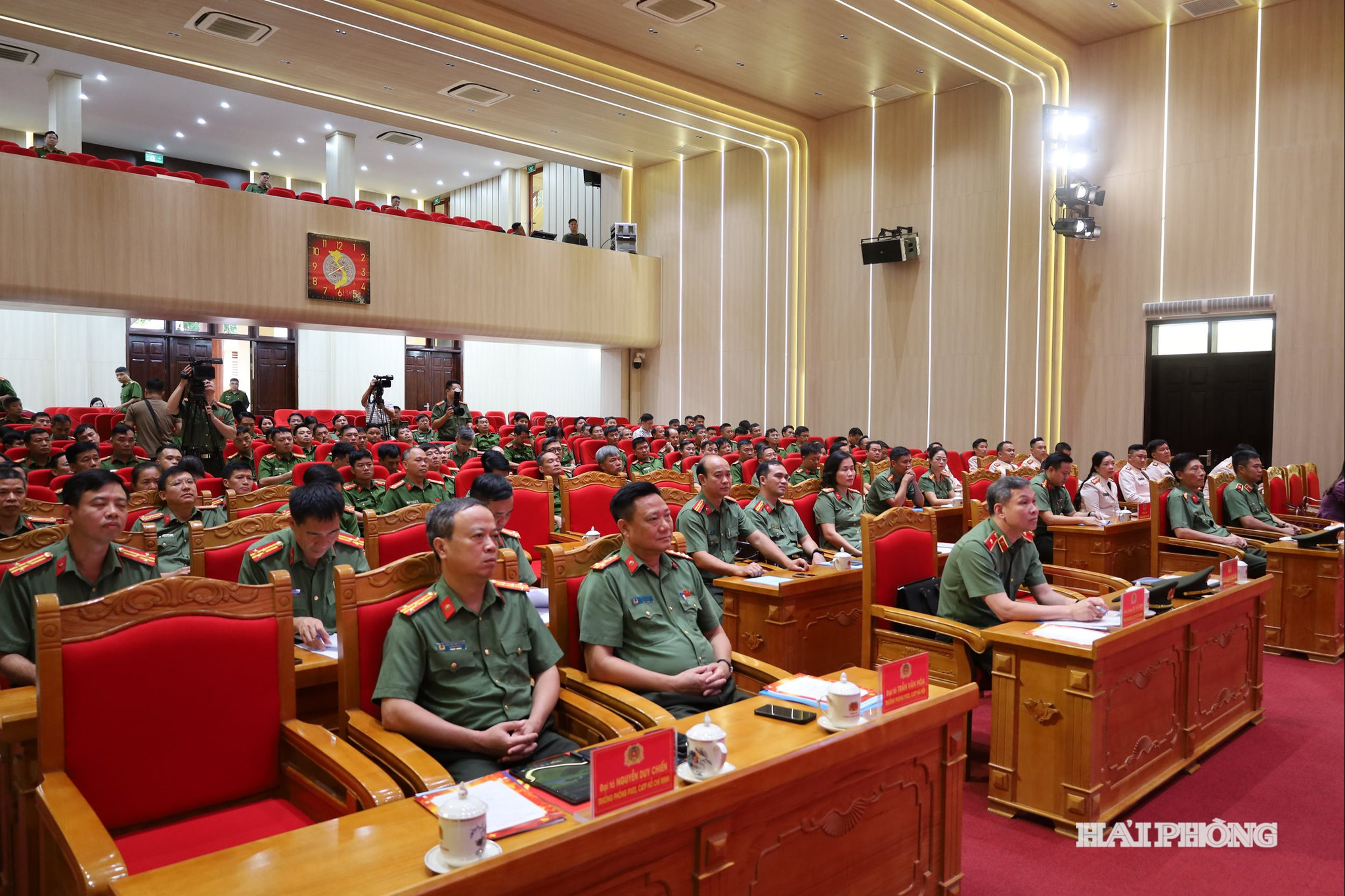 hoi-nghi.jpg